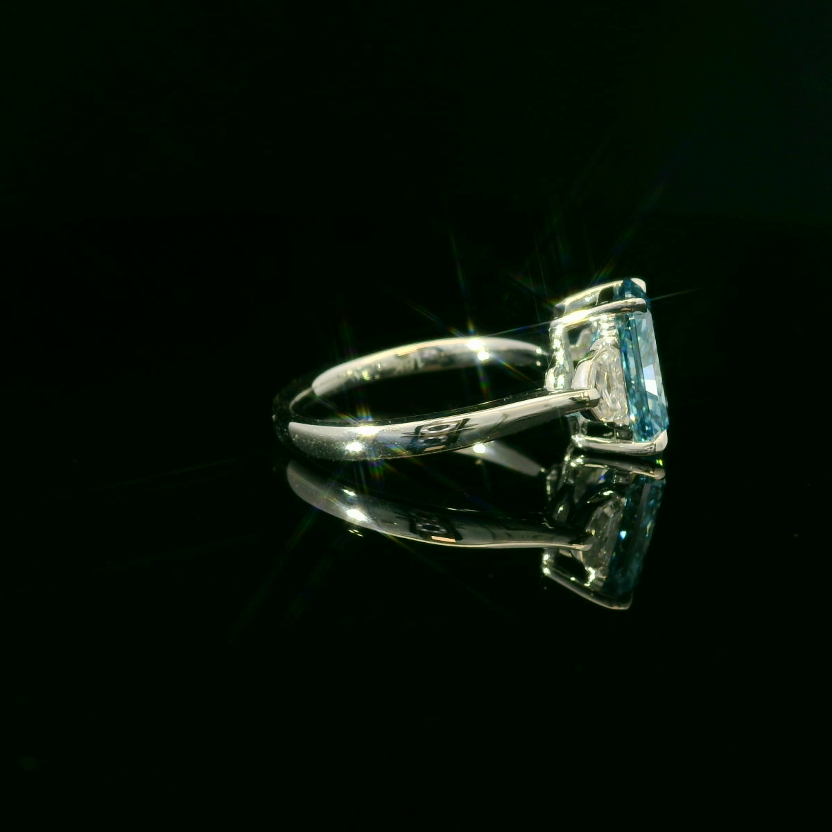 IGI RADIANT FANCY VIVID BLUE 3.14ct