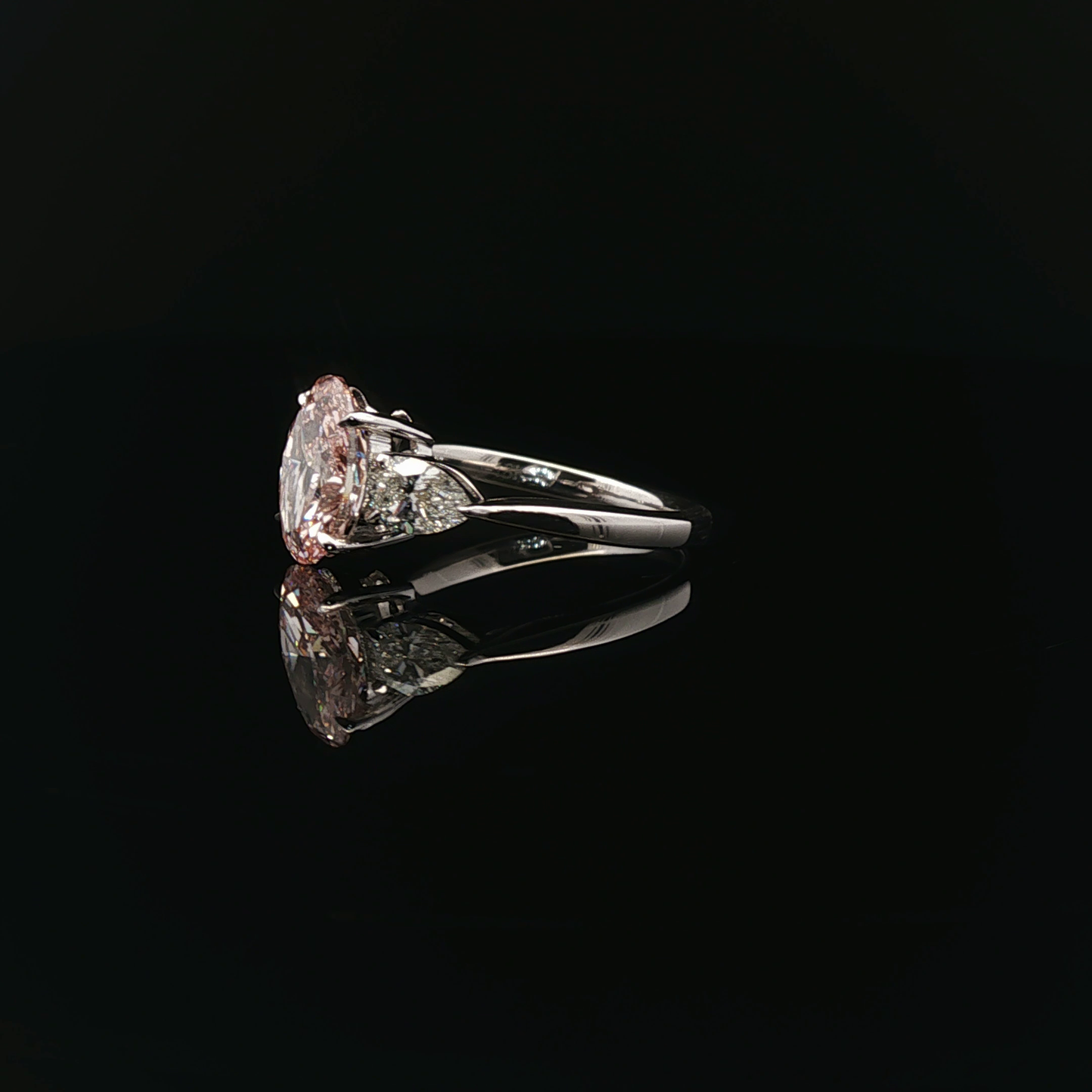 IGI Oval 2.19ct Fancy Vivid Pink VVS2