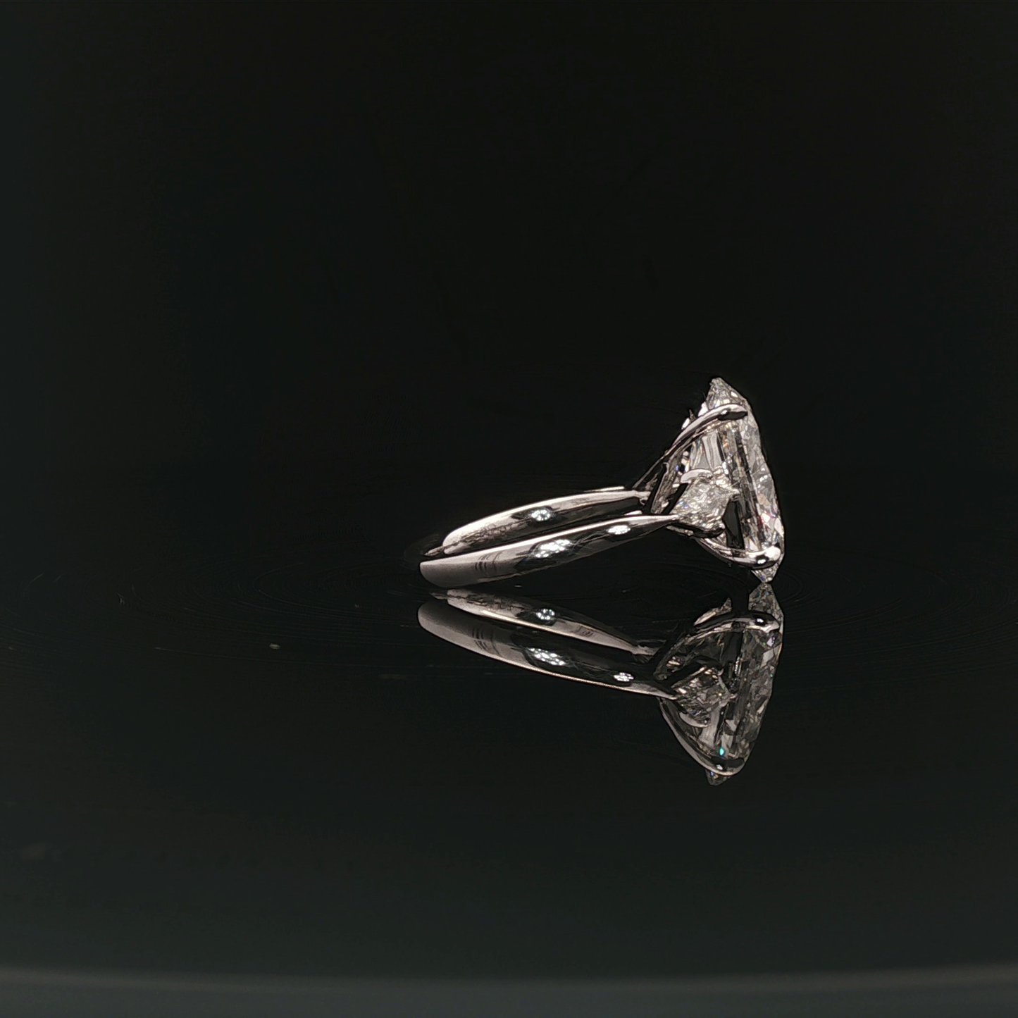 IGI Oval 3.01ct D VS1 18K/W