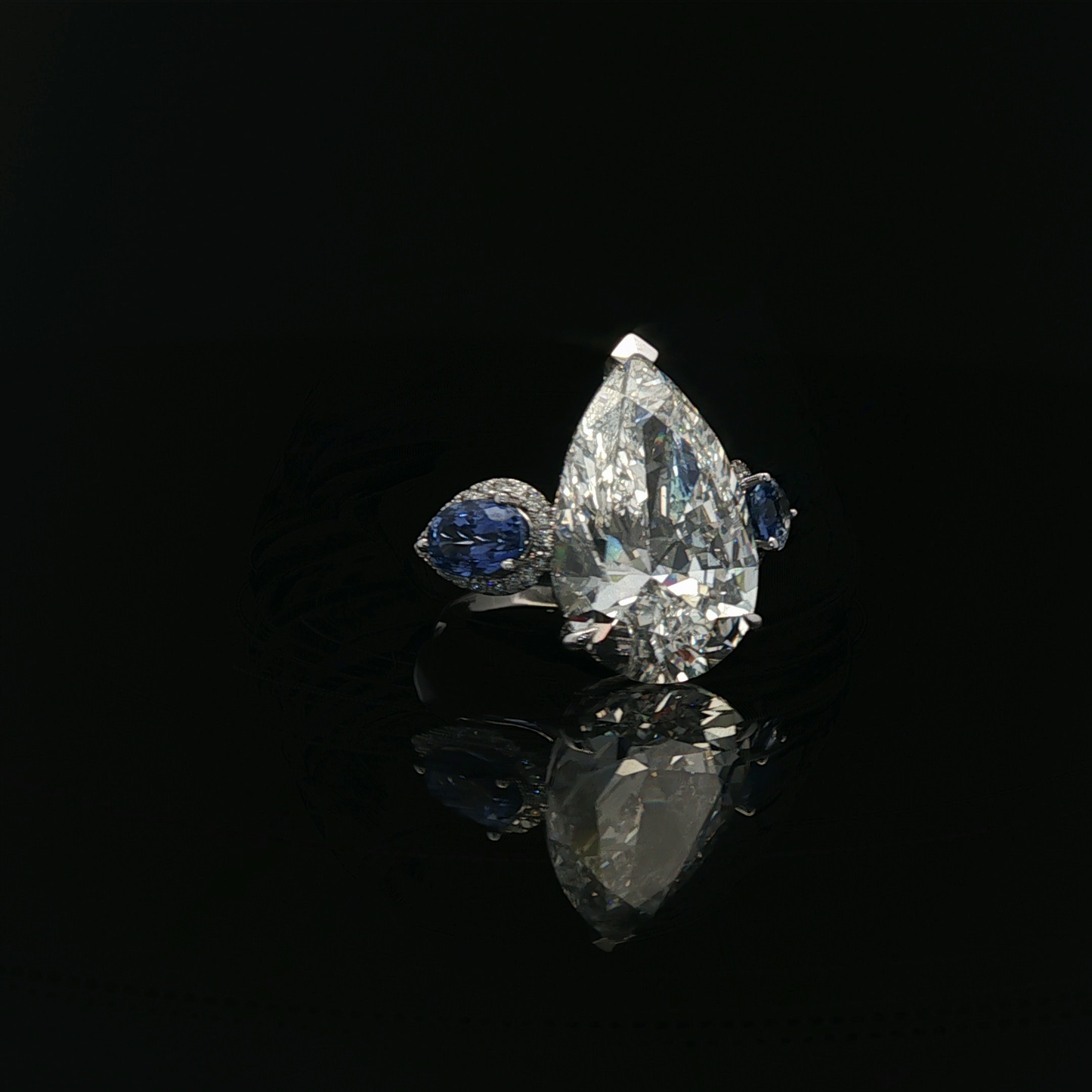 Pear 8.88ct E VVS2 with oval shape sapphire 18k/W