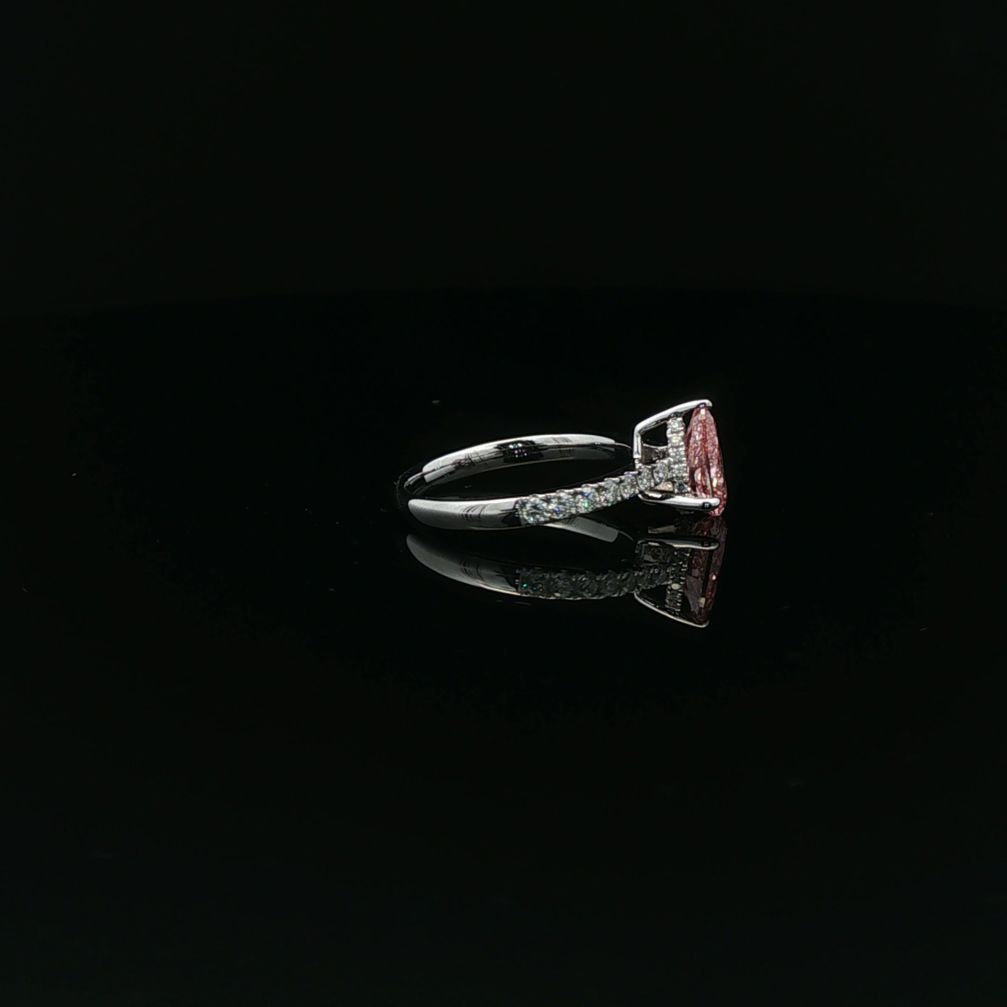IGI Pea1.07ct Fancy Vivid Pink VVS2 - 10,900$ HKD