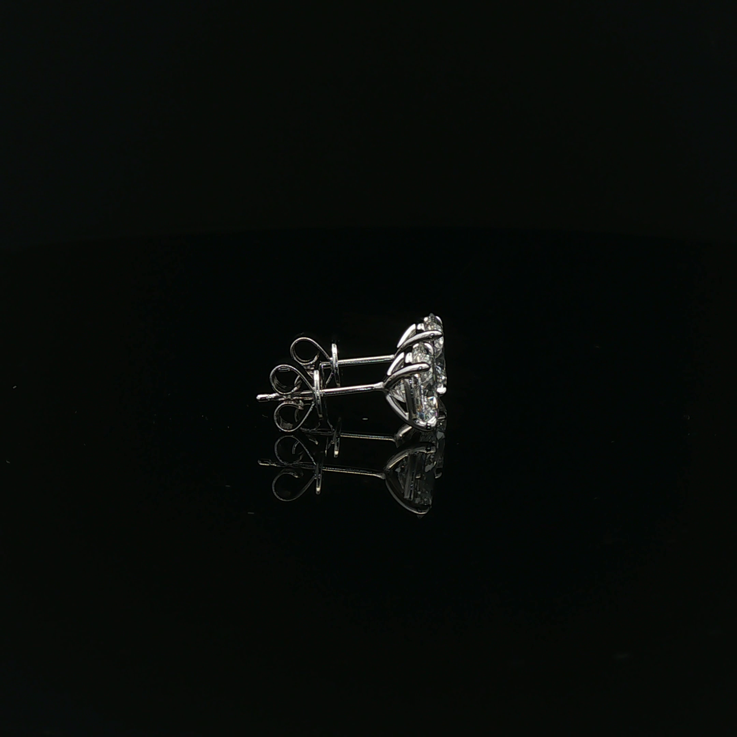 IGI Oval 1ct D VVS2- 8,900$ HKD