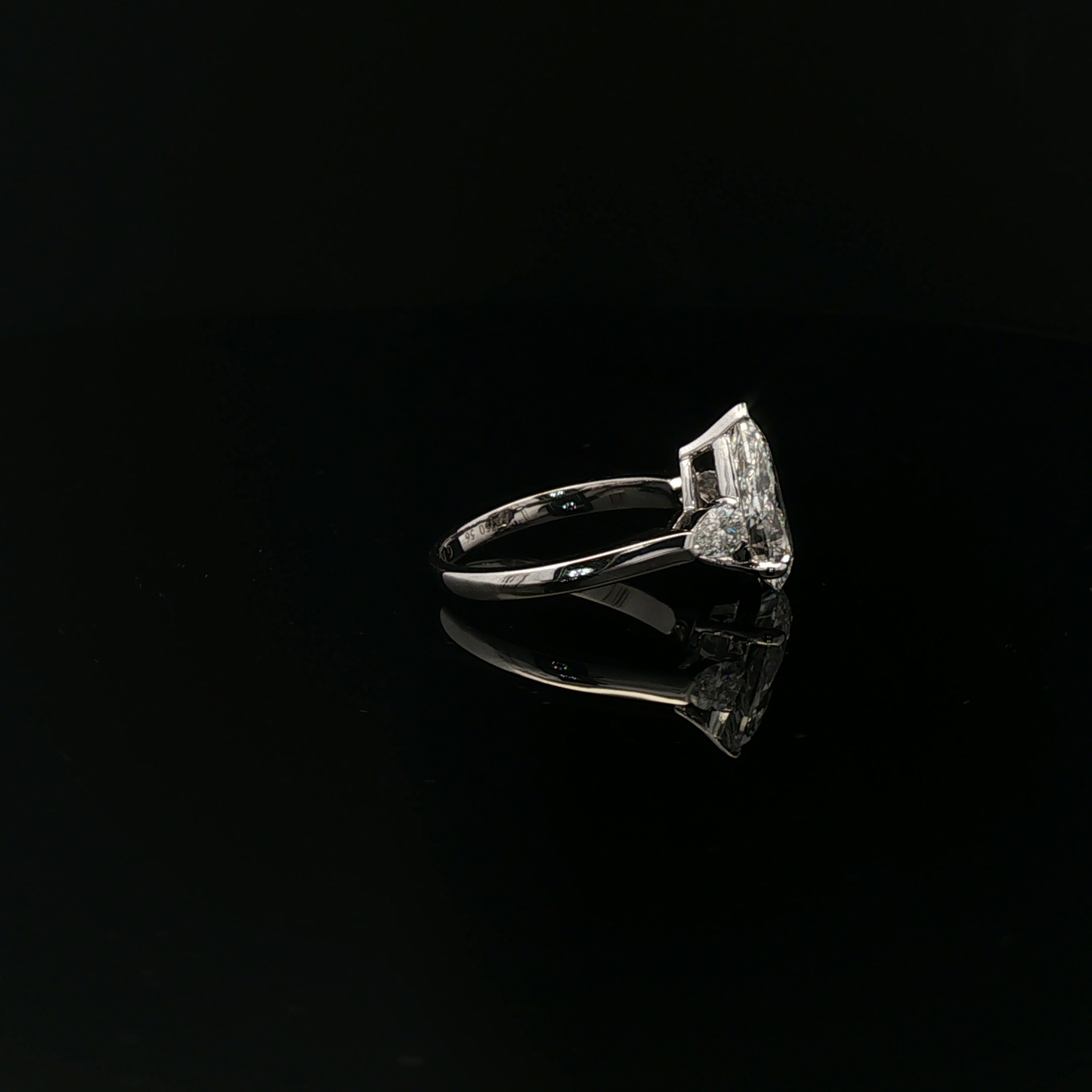 IGI Pear 2.05ct D VVS2 2 pear side stone 18kw