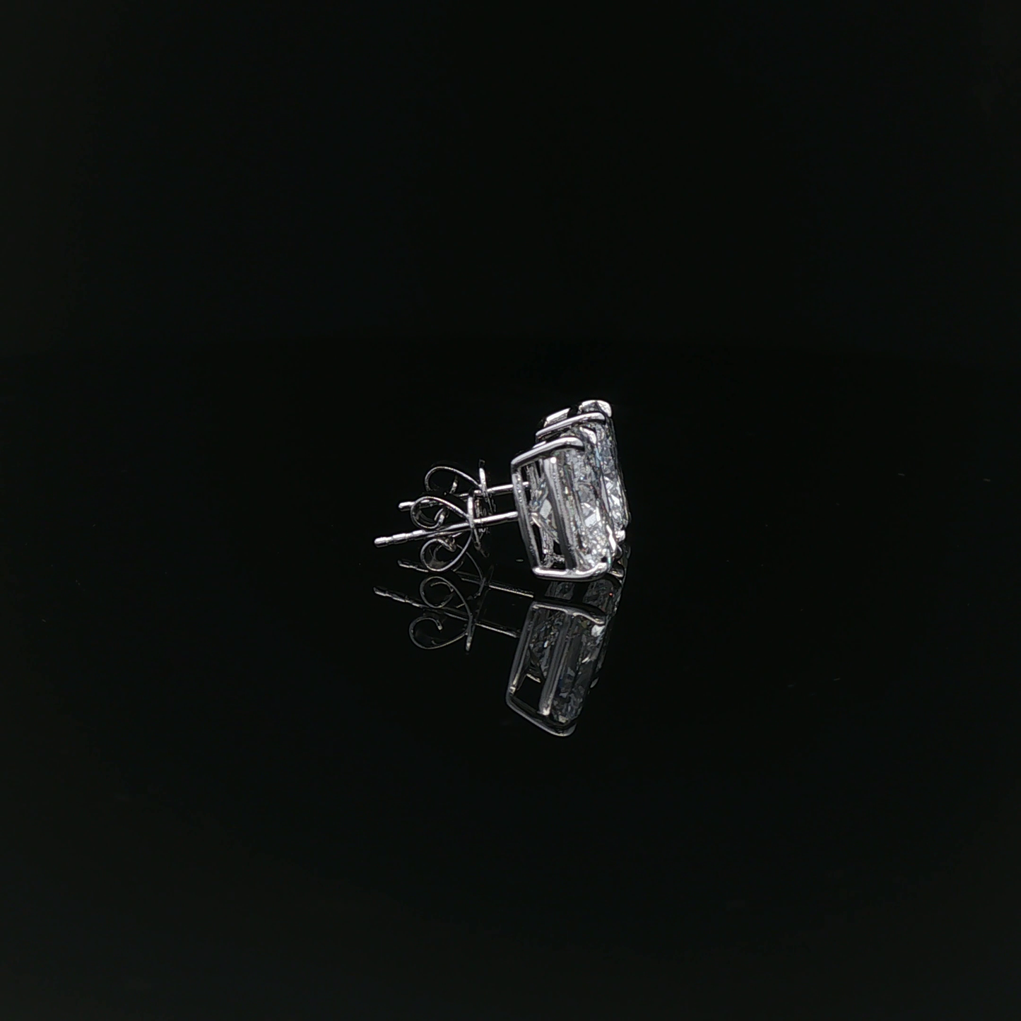IGI Cushion 3.00 ct D VVS2 - 21,800$ HKD