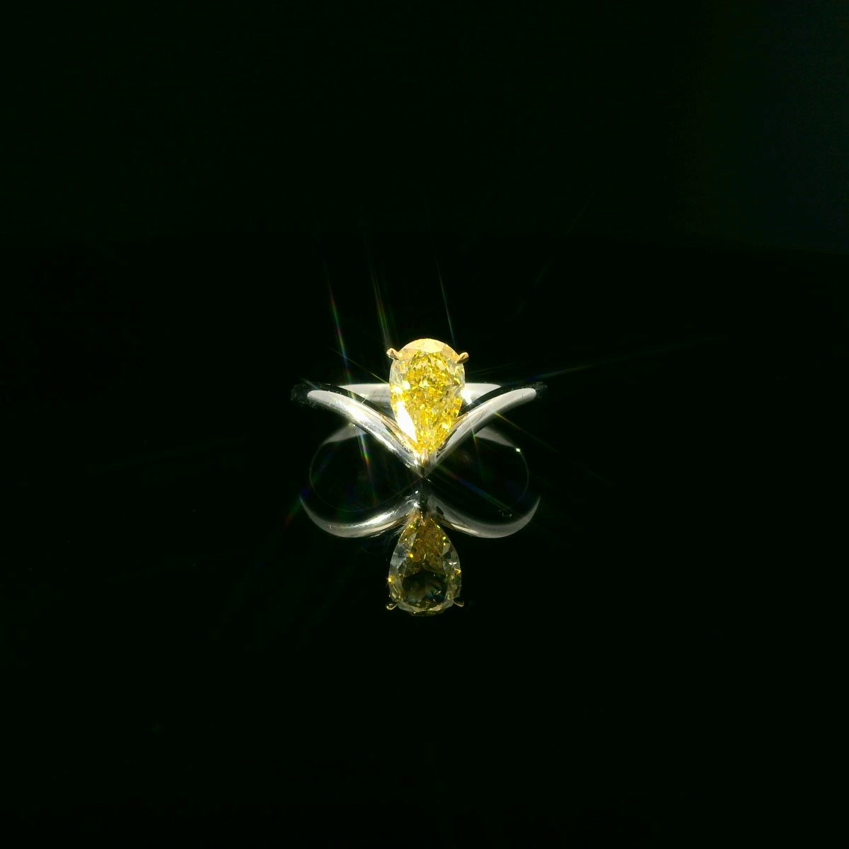 IGI Pear Fancy Vivid Yellow VVS2 1.13ct  - 9,500$ HKD