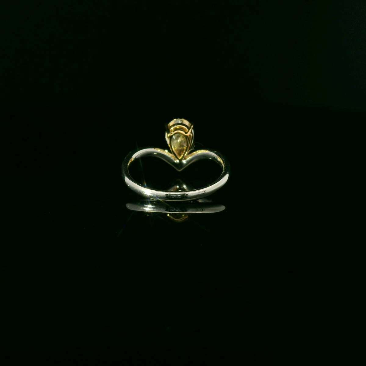 IGI Pear Fancy Vivid Yellow VVS2 1.13ct  - 9,500$ HKD