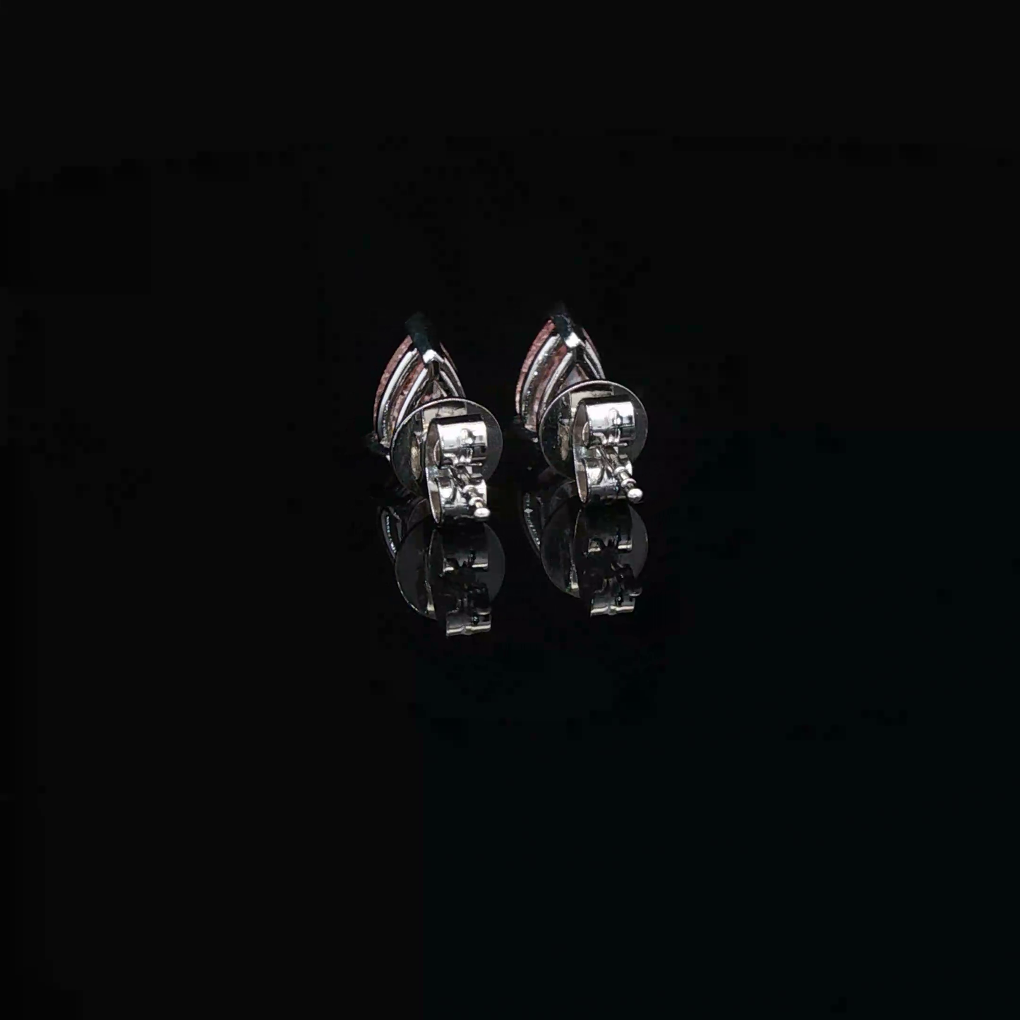 Pear 0.7ct Each Fancy Intense Pink VS1 - 9,900$ HKD