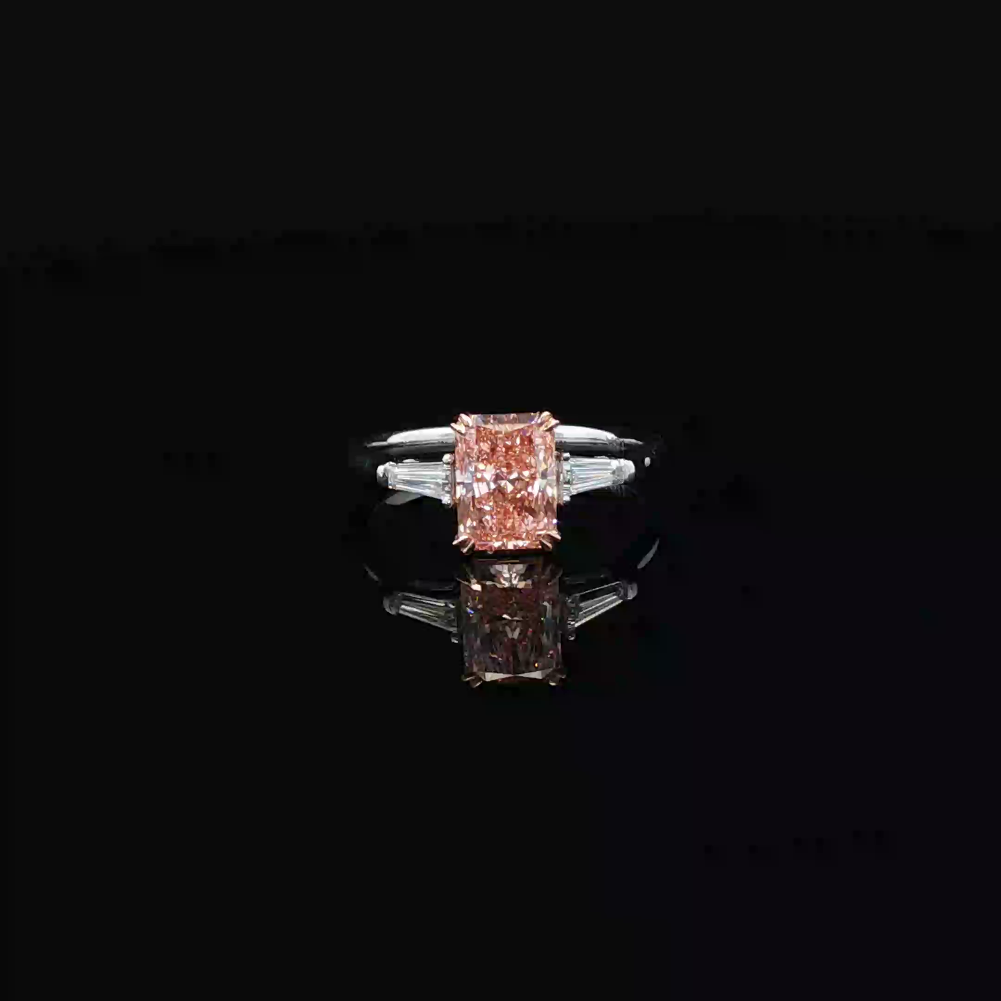 IGI Radiant 1.52ct Fancy Vivid Pink VS1 - 9,700$ HKD