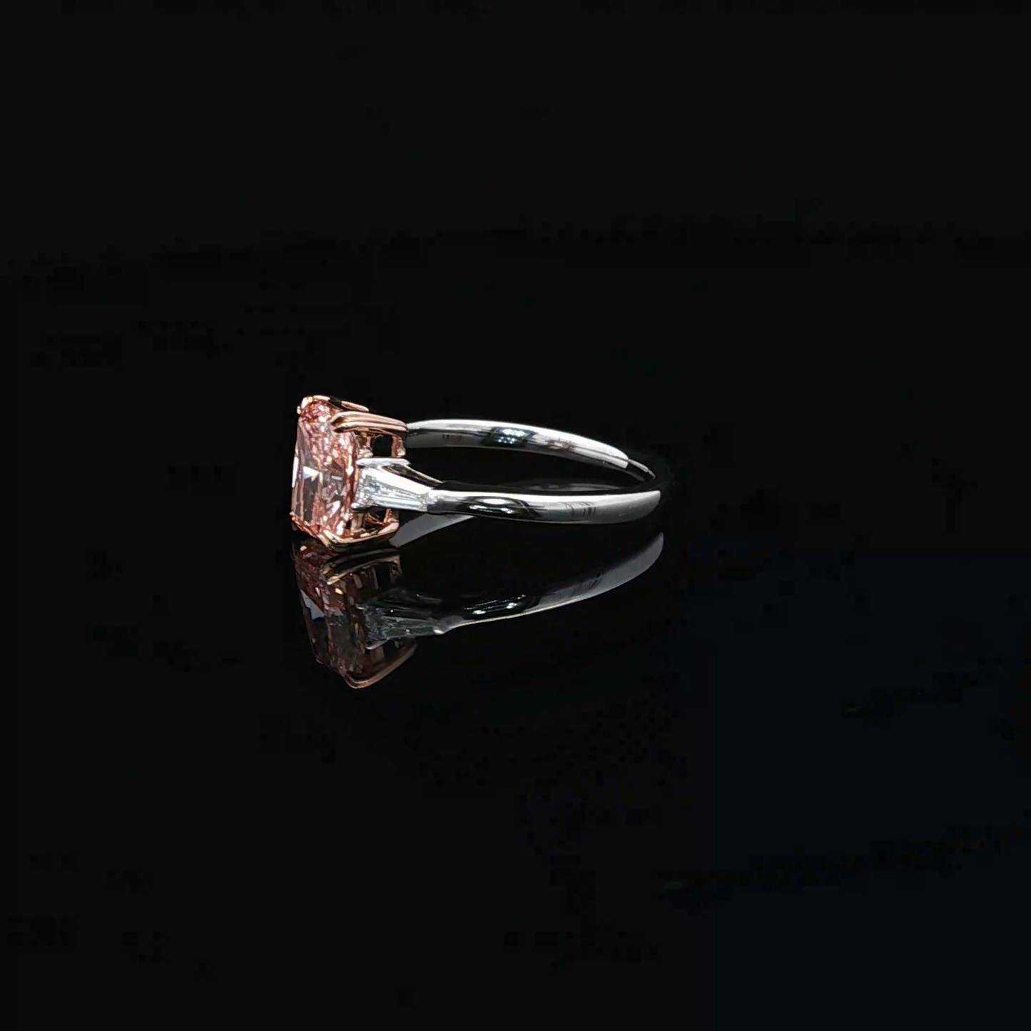 IGI Radiant 1.52ct Fancy Vivid Pink VS1 - 9,700$ HKD
