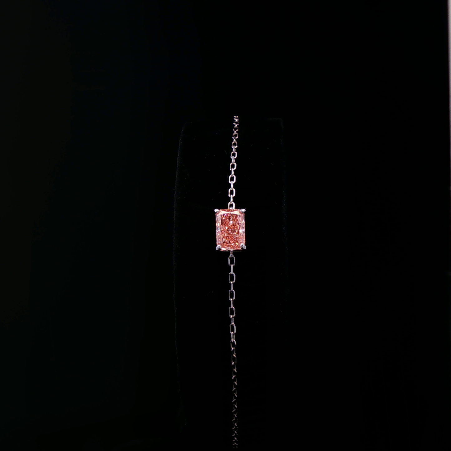 IGI Radiant Fancy Vivid Pink VS1 0.80ct - 6500$ HKD