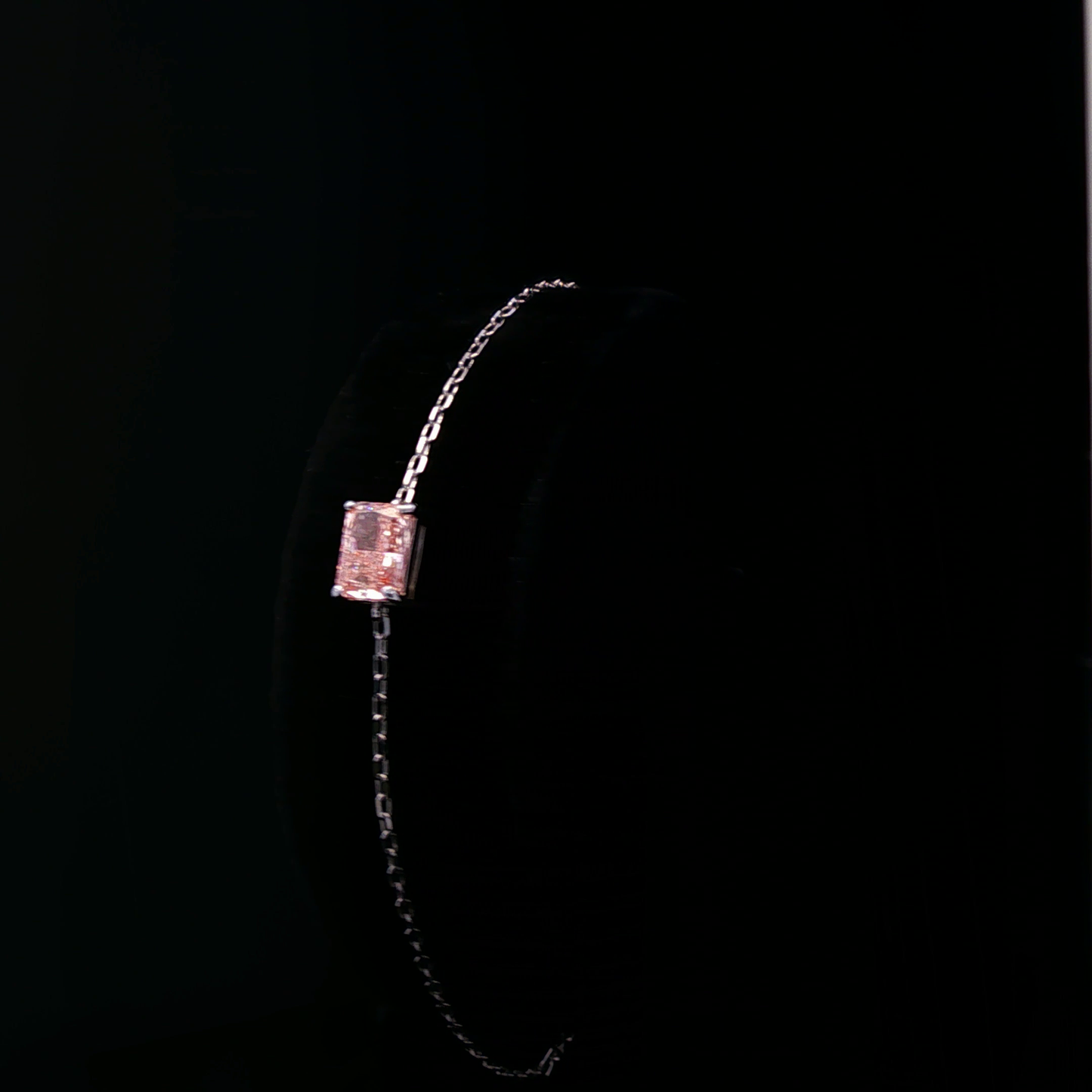 IGI Radiant Fancy Vivid Pink VS1 0.80ct - 6500$ HKD
