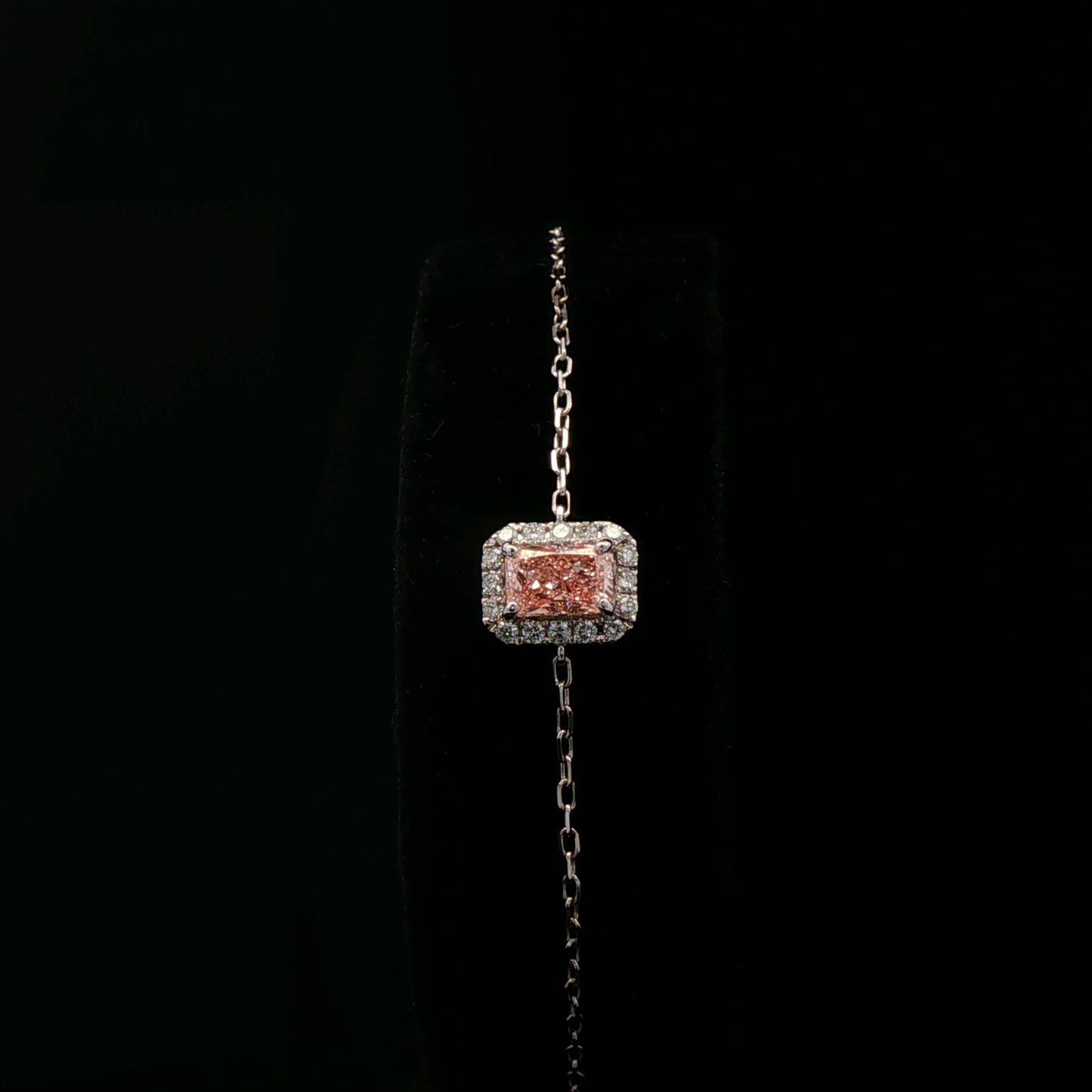 IGI Radiant Fancy Vivid Pink VS1 0.54ct - 6900$ HKD