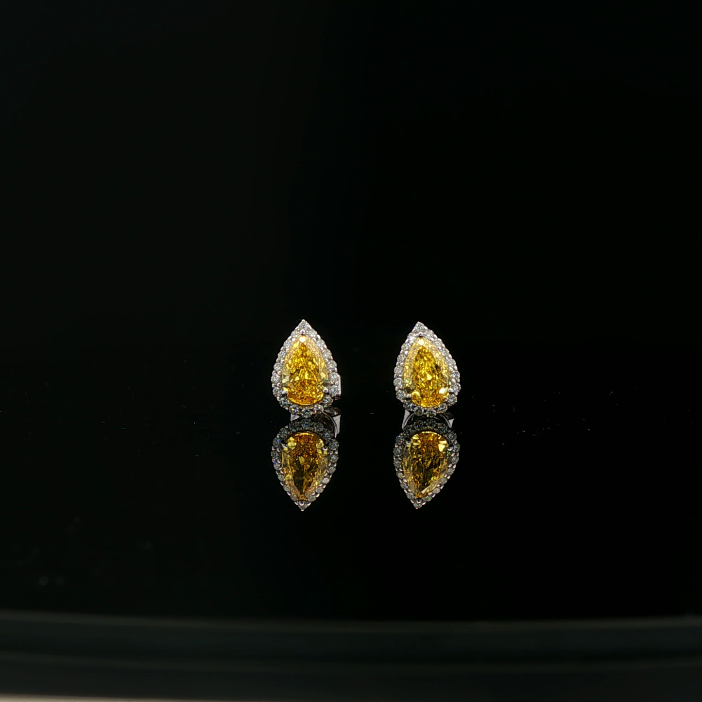 IGI Yellow Pear 0.76ct & 0.73ct - 8,800$ HKD