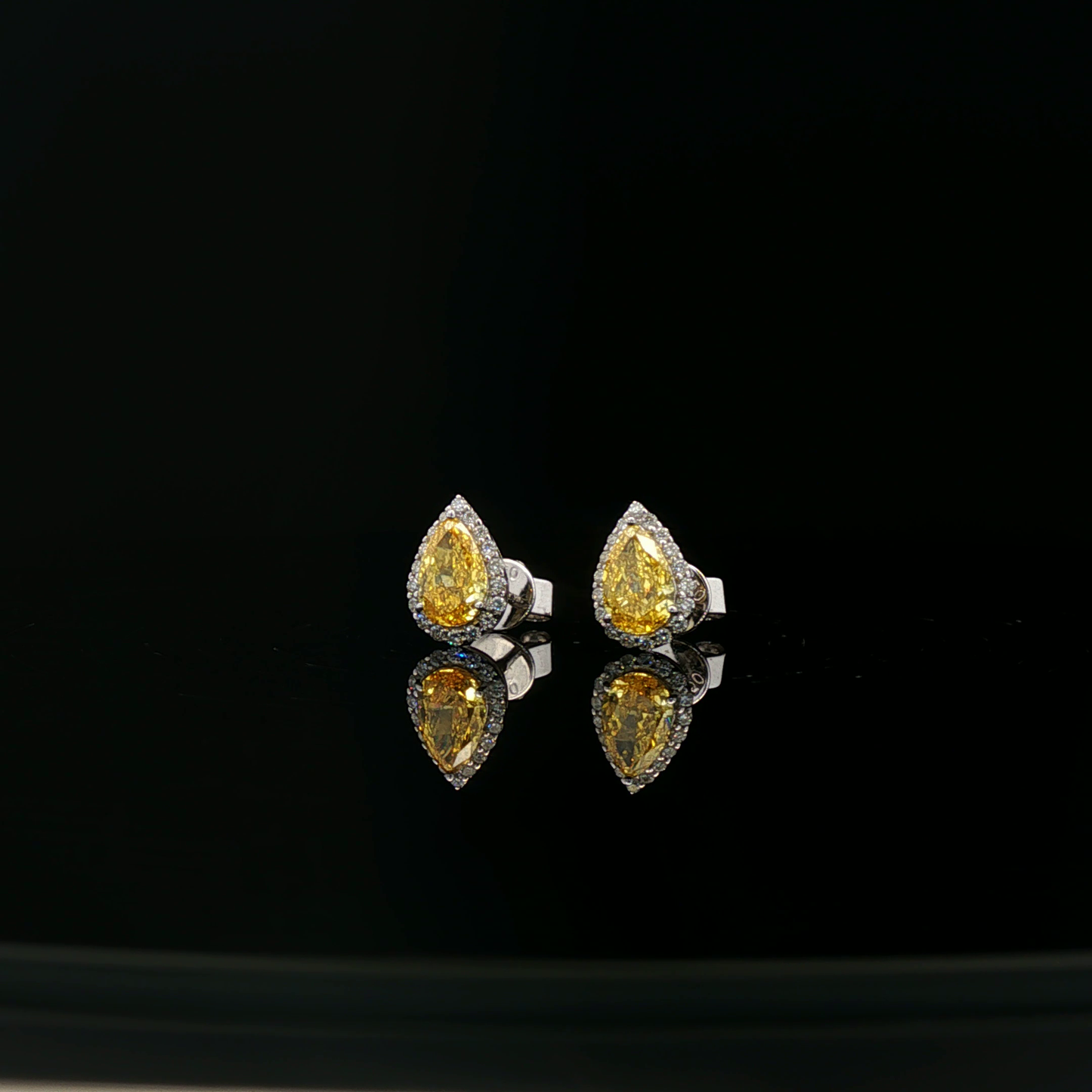 IGI Yellow Pear 0.76ct & 0.73ct - 8,800$ HKD