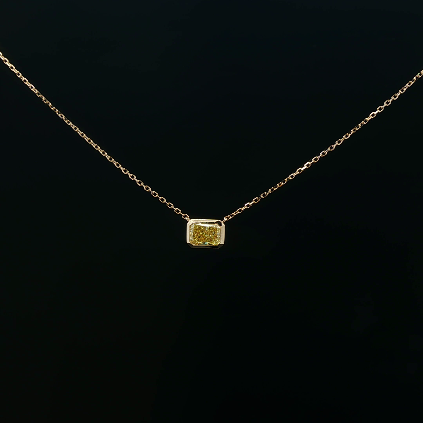 Radiant 0.43ct Fancy Yellow - 4,700$ HKD