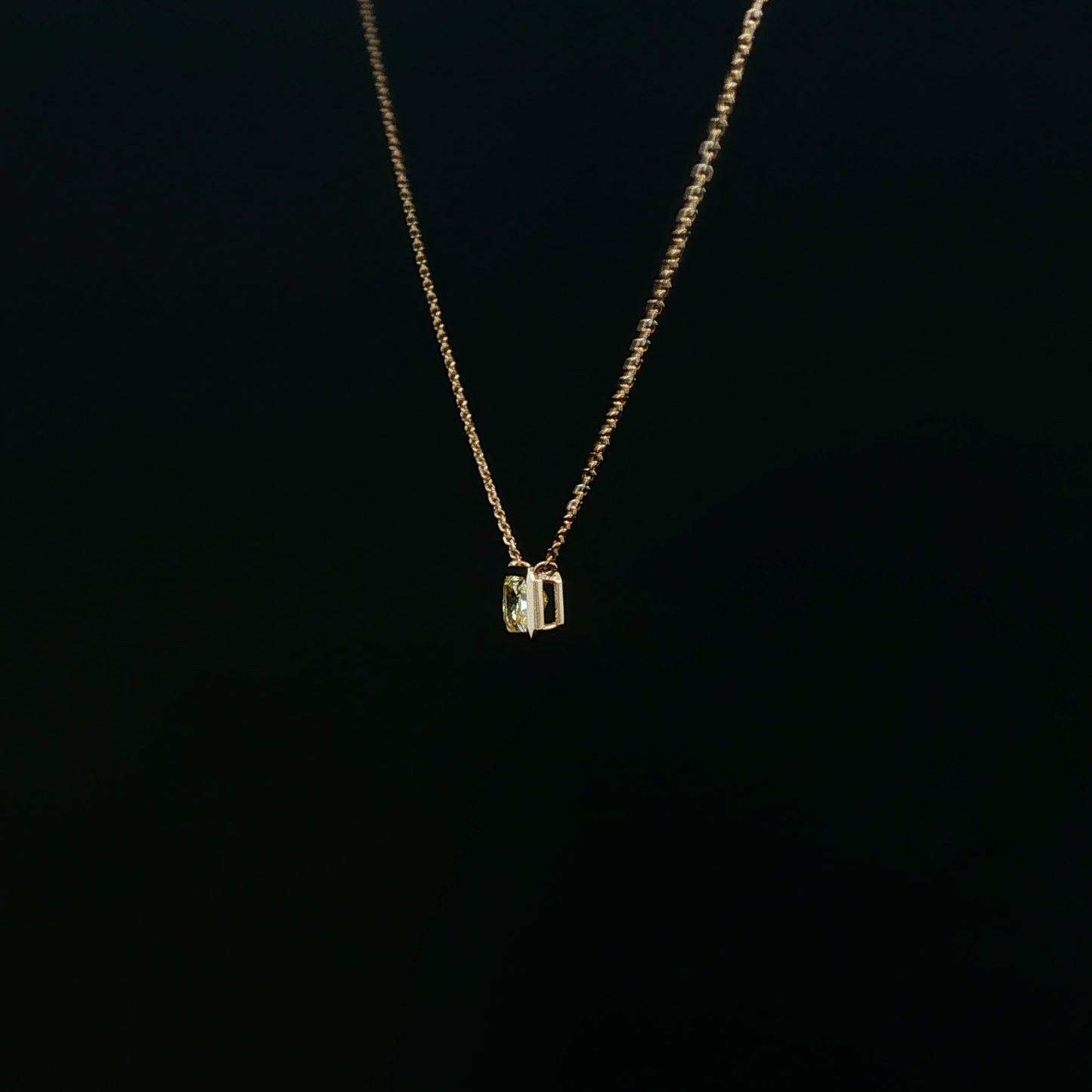 Radiant 0.43ct Fancy Yellow - 4,700$ HKD