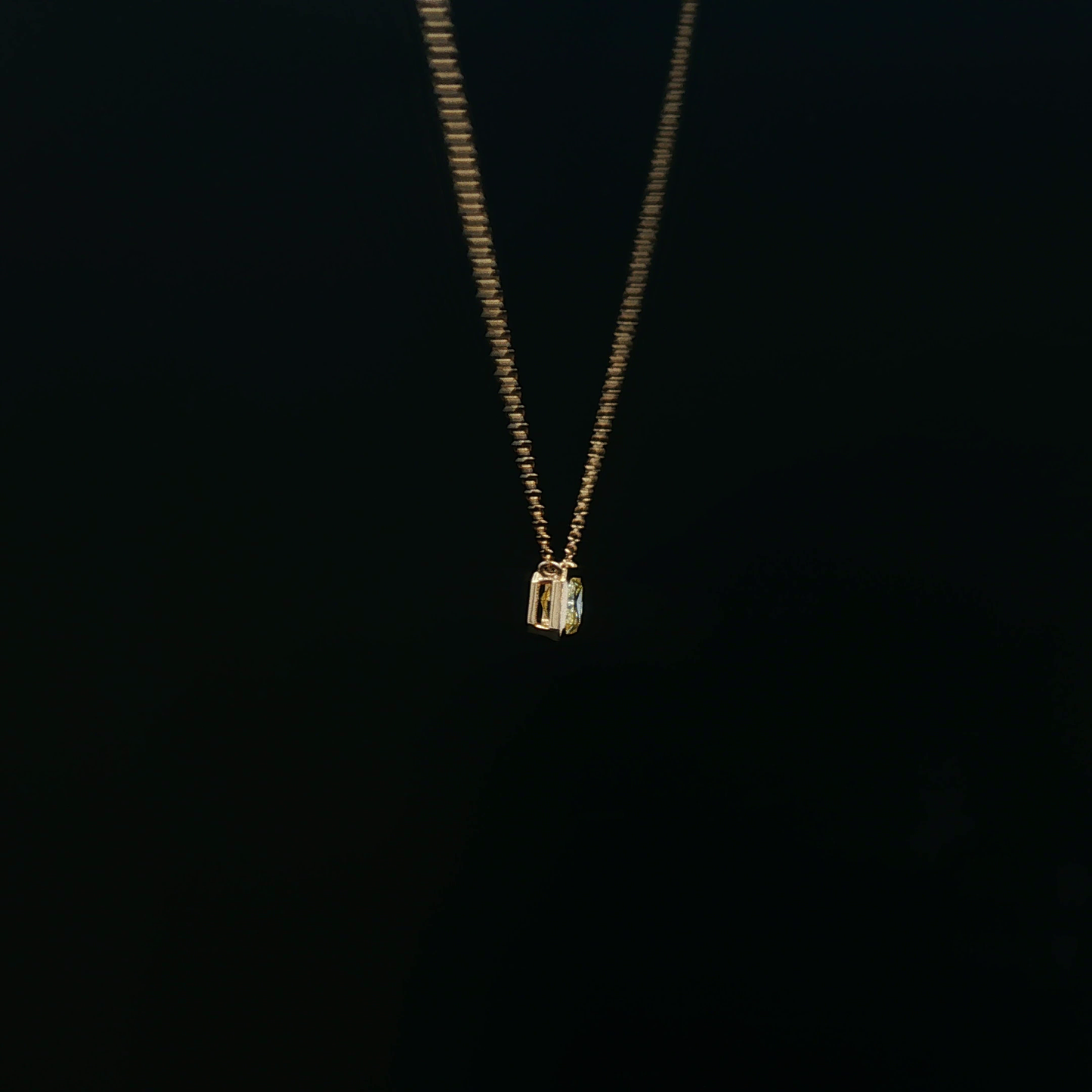 Radiant 0.43ct Fancy Yellow - 4,700$ HKD