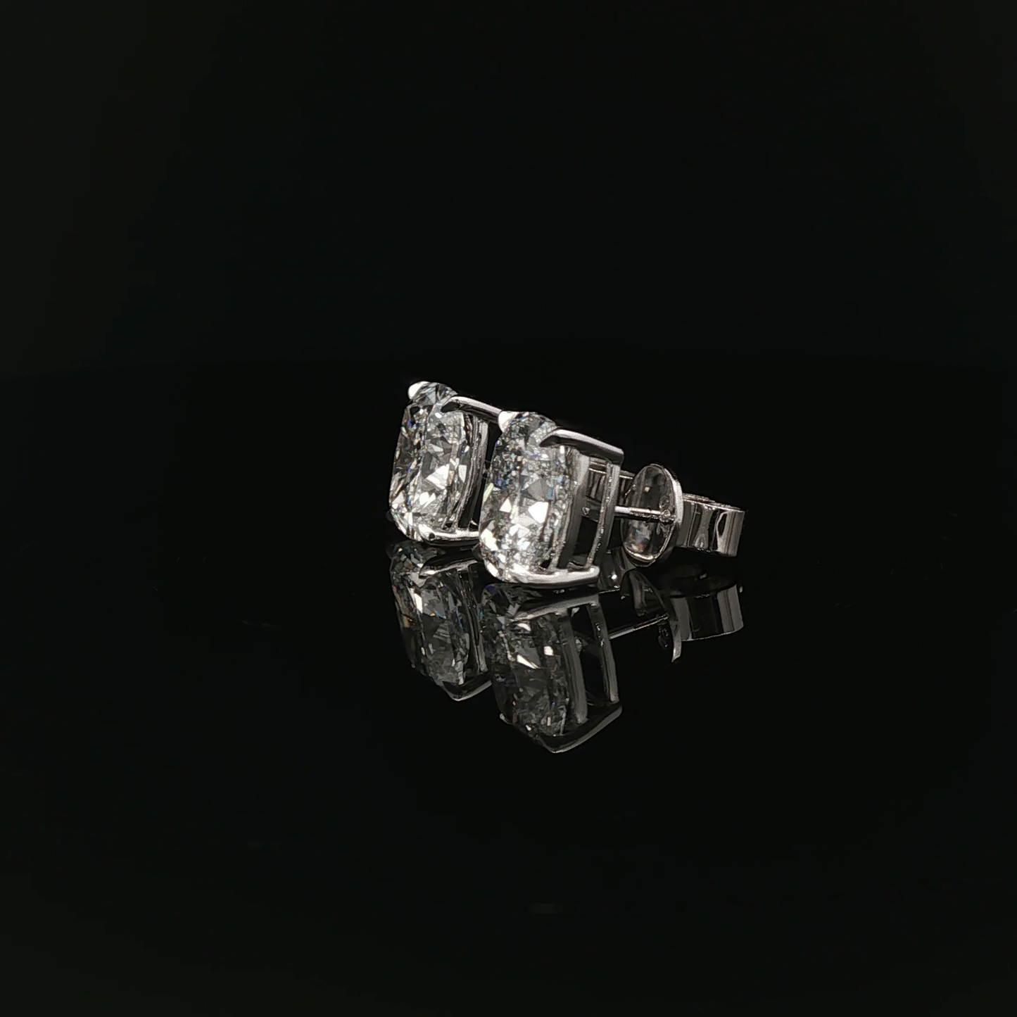 IGI Cushion 3.3ct E VS1 - 26,500$ HKD