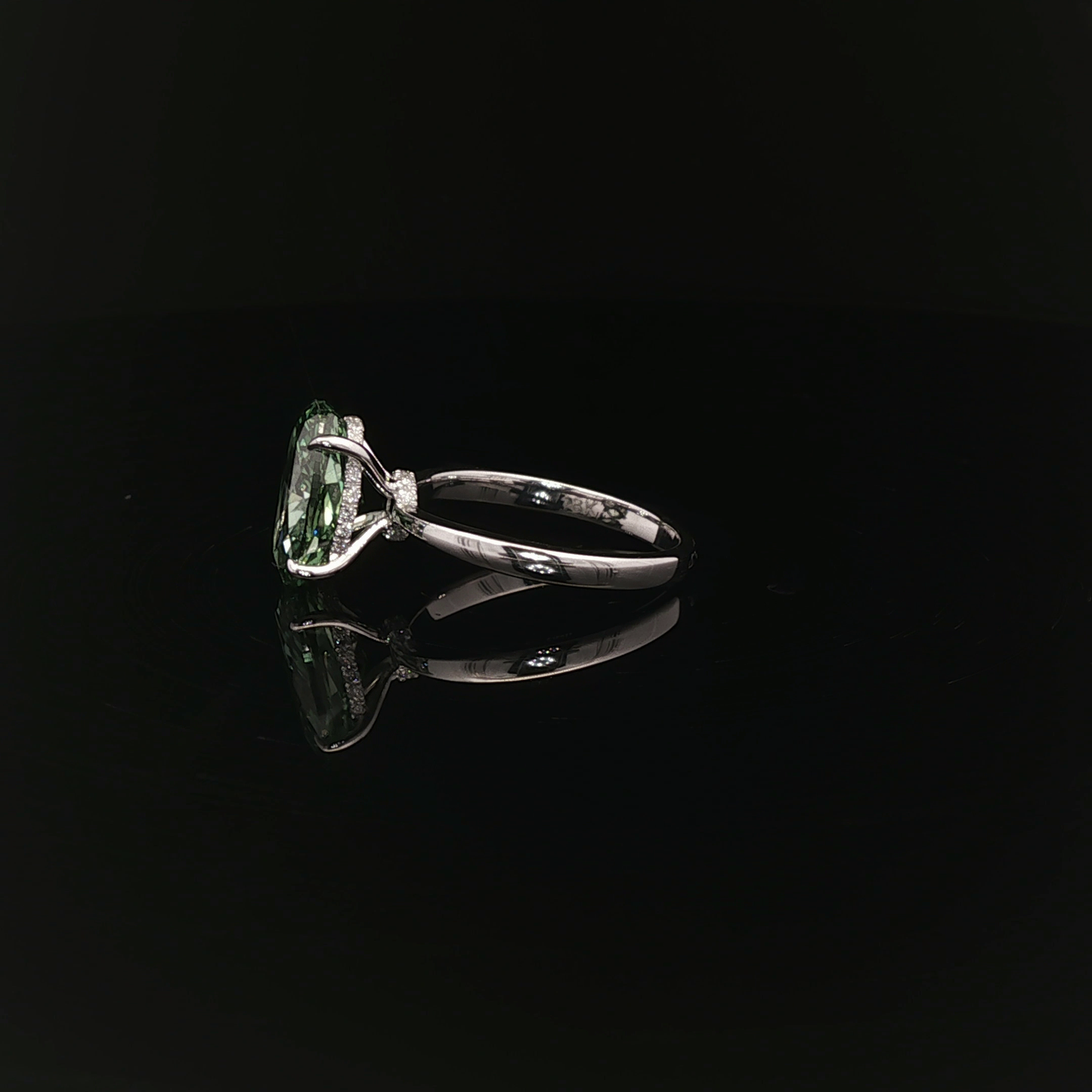 IGI Oval 3.10ct Fancy Vivid Green VS1 18K/W