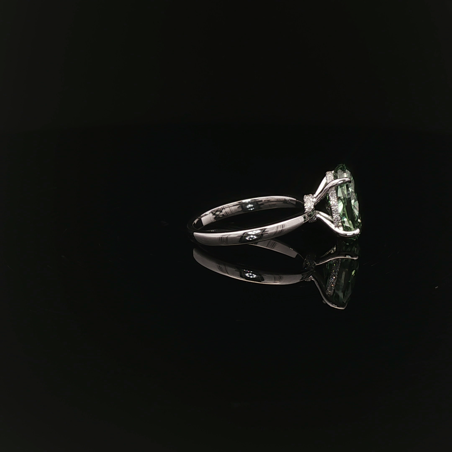 IGI Oval 3.10ct Fancy Vivid Green VS1 18K/W