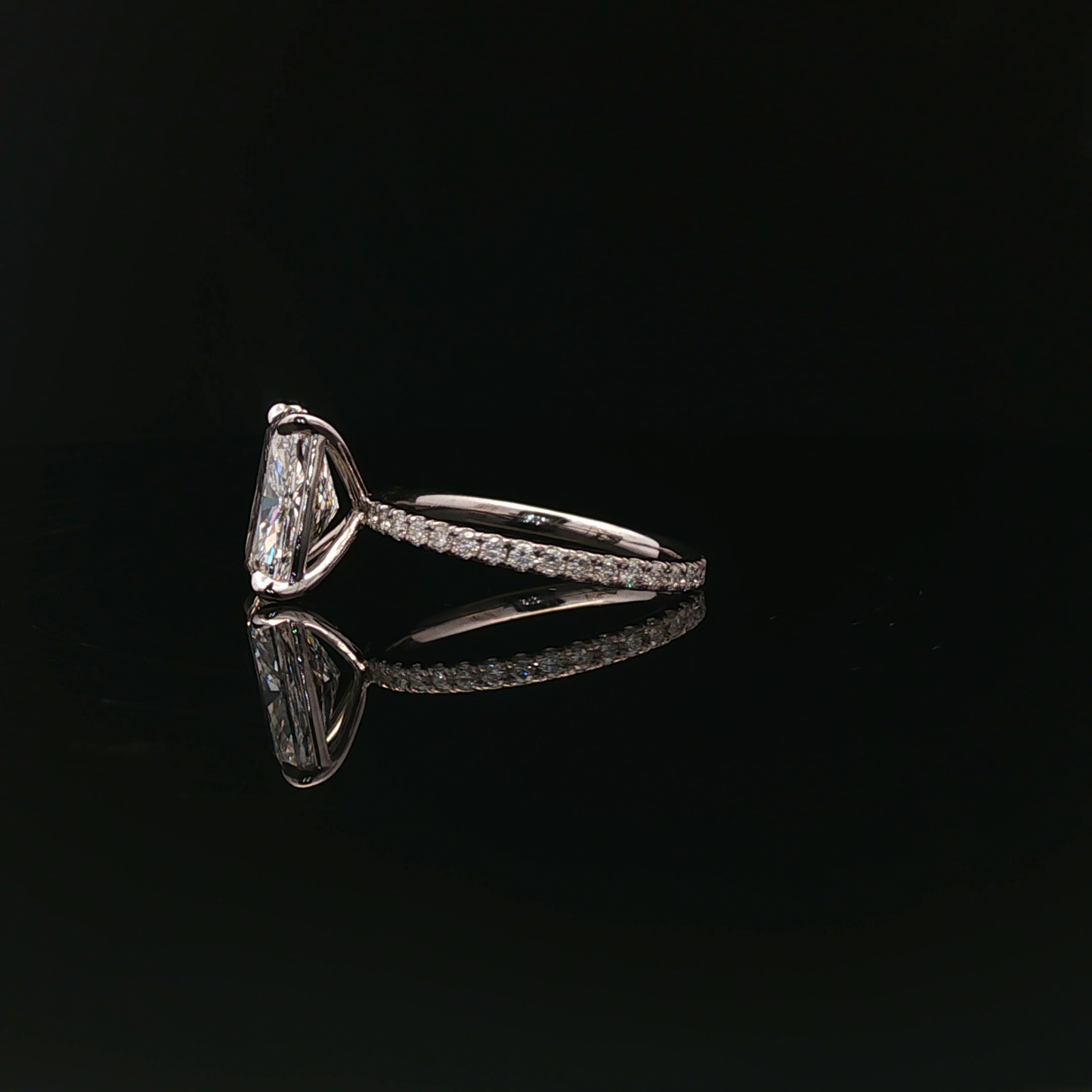 IGI Cushion 2.5ct D VS1 18K/W