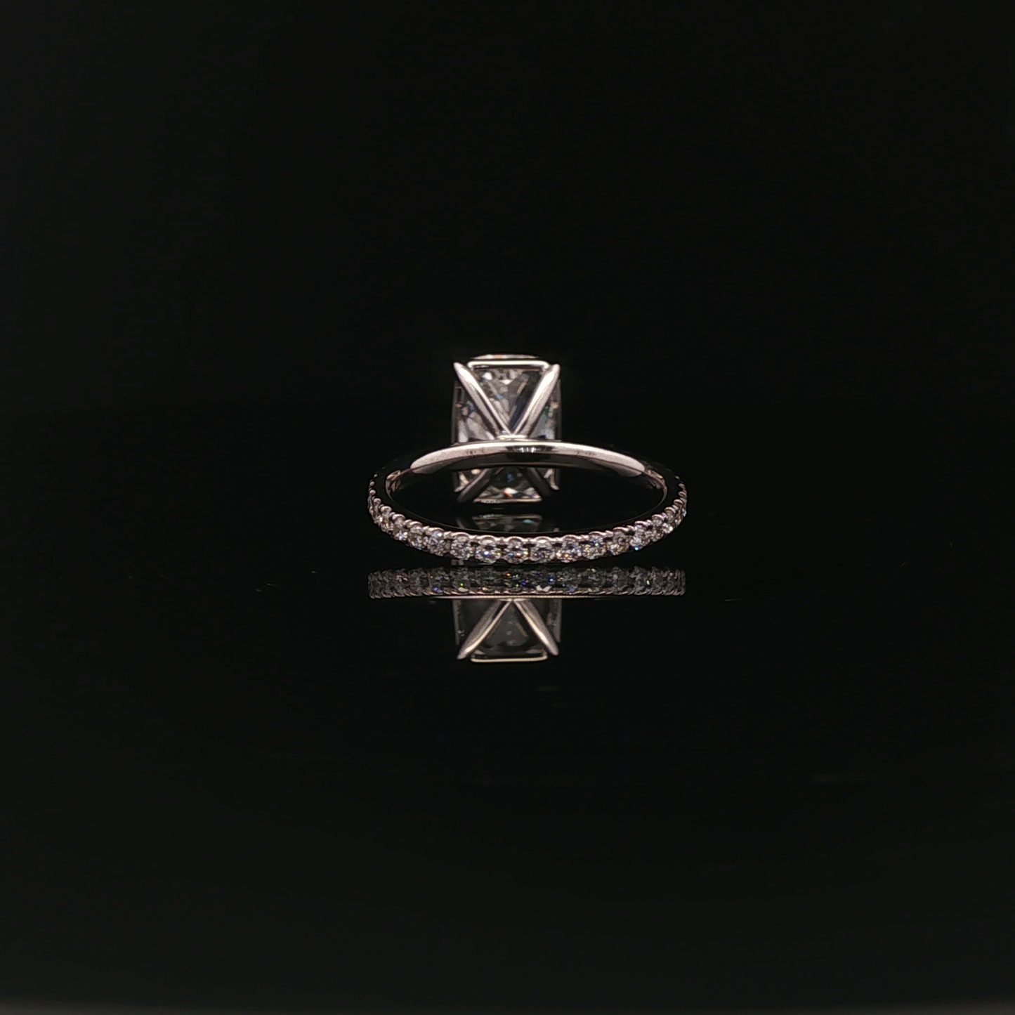 IGI Cushion 2.5ct D VS1 18K/W