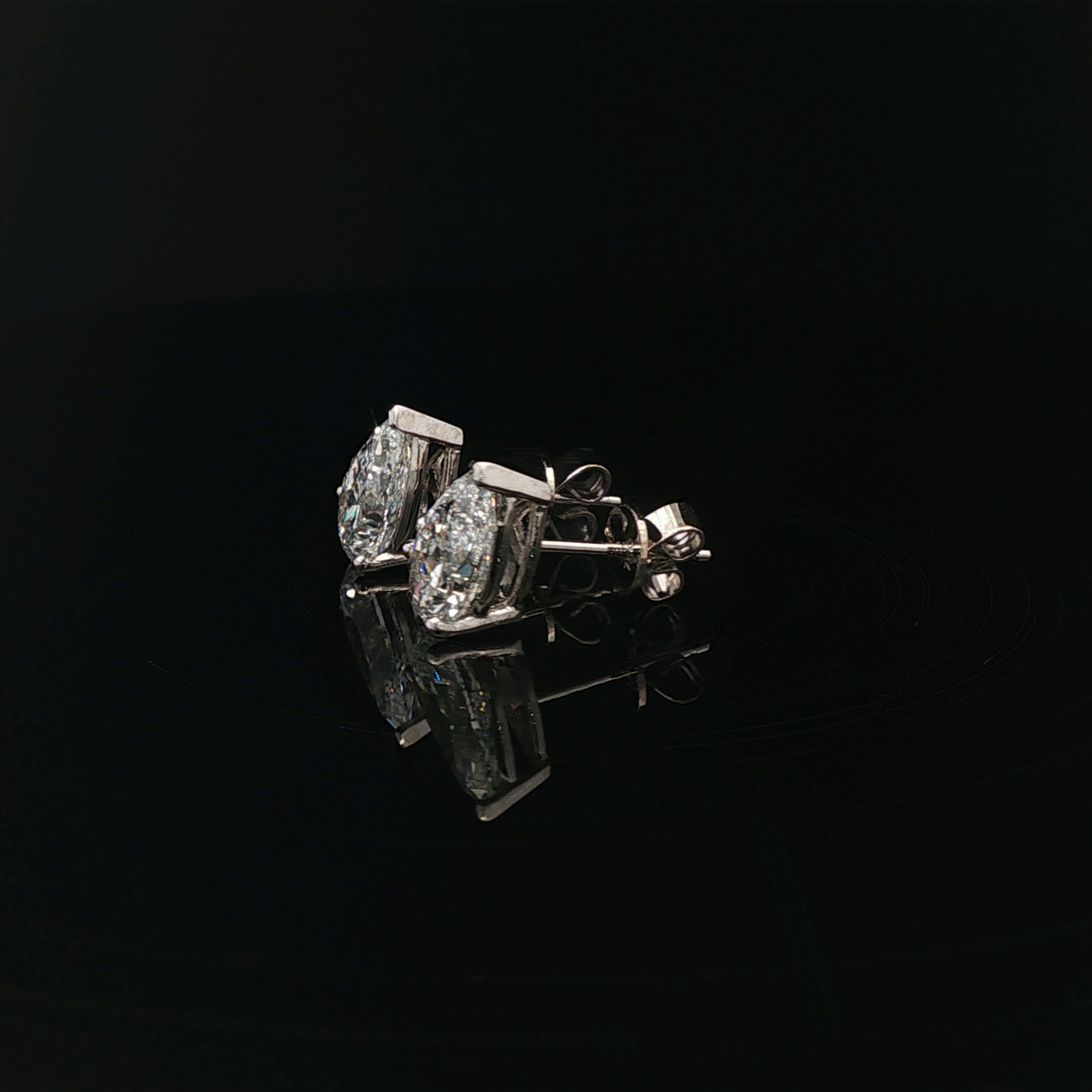 IGI Pear 2.1ct Each - 16,900$ HKD
