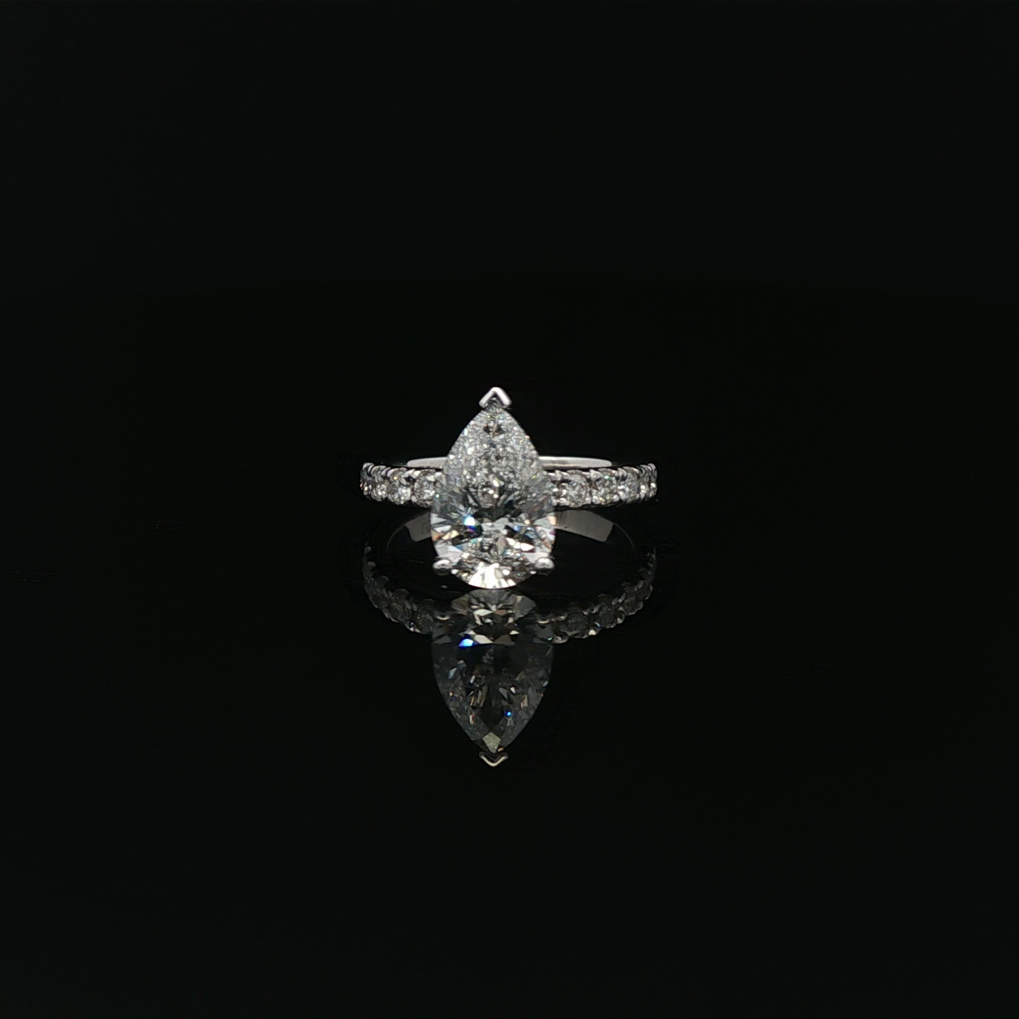 IGI Pear 2.03ct D VVS2 18k/w