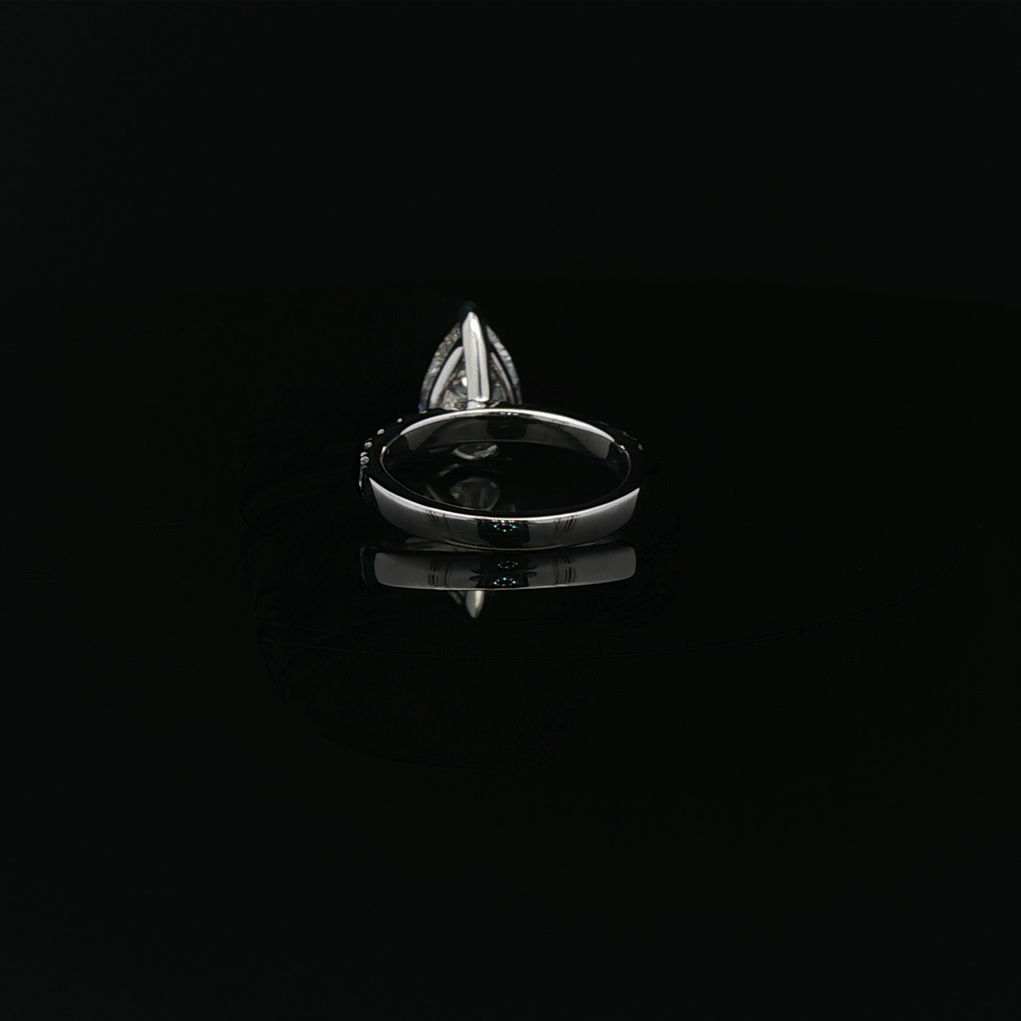 IGI Pear 2.03ct D VVS2 18k/w