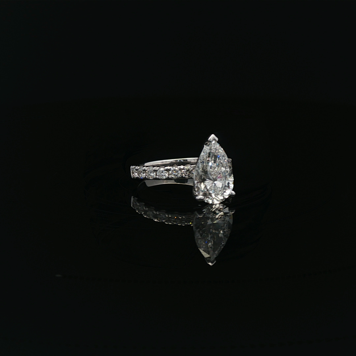 IGI Pear 2.03ct D VVS2 18k/w