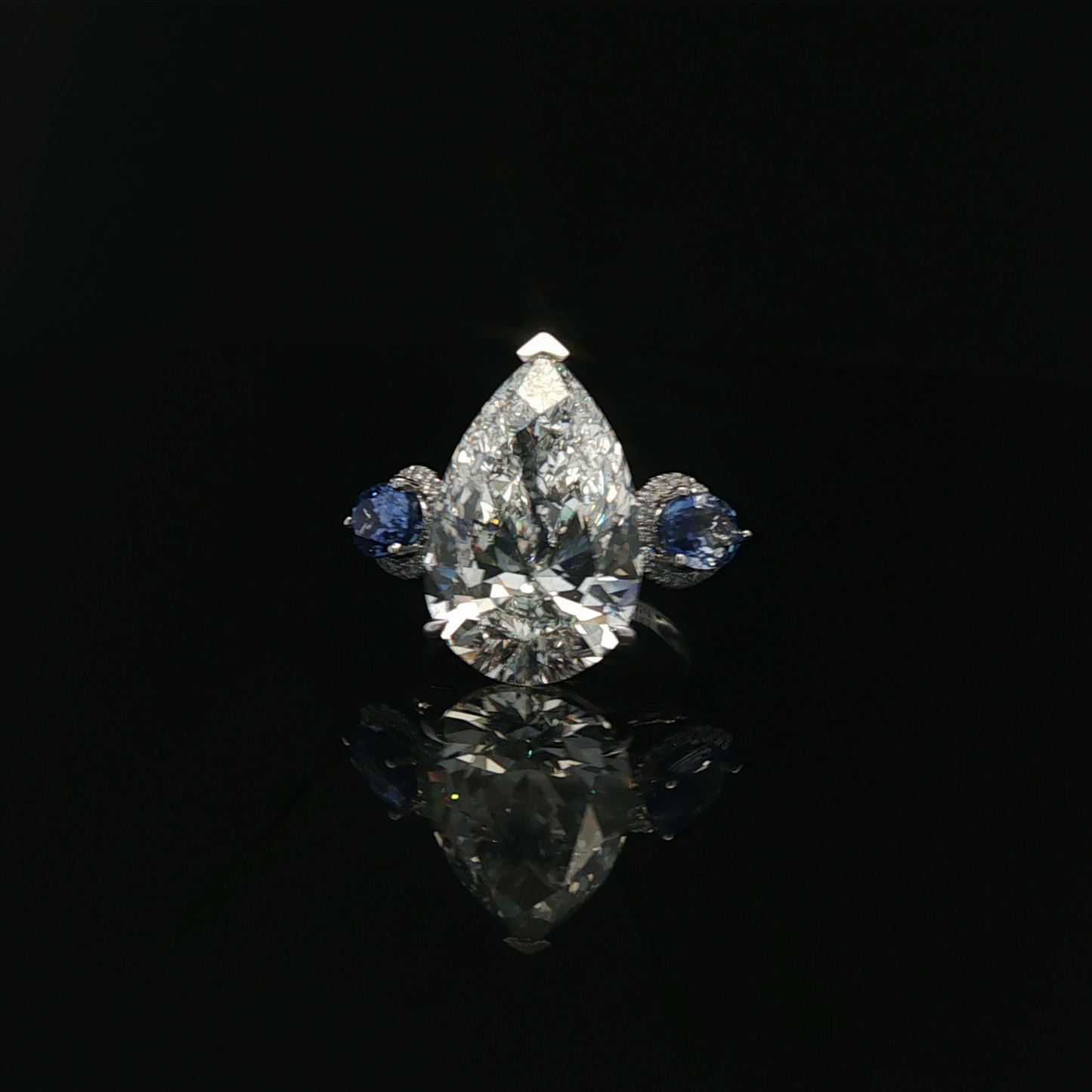 Pear 8.88ct E VVS2 with oval shape sapphire 18k/W