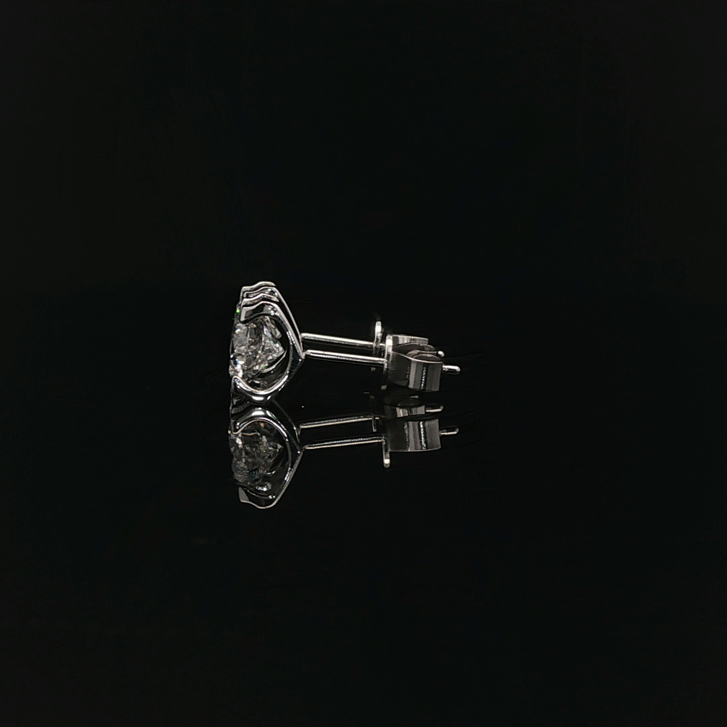 IGI Round 1ct Each Bull Head D VVS - 8,900$ HKD