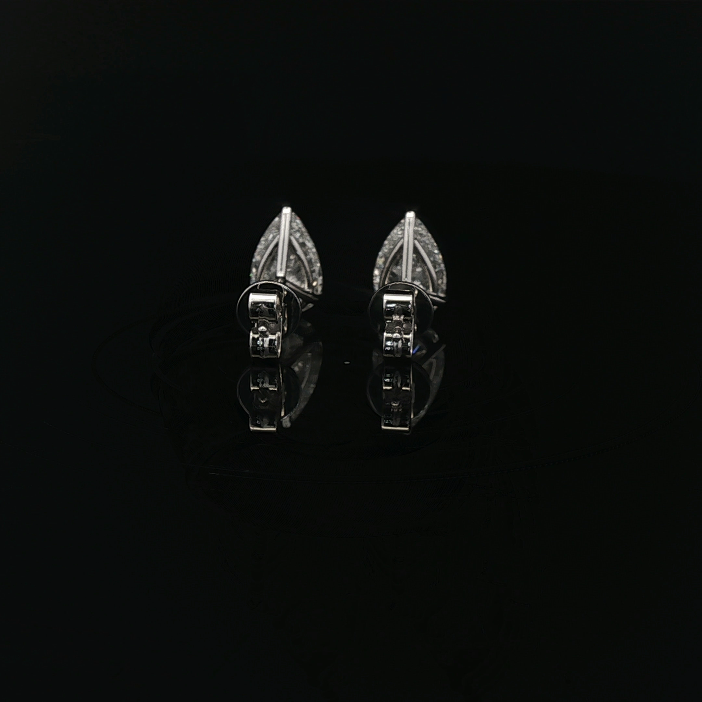 IGI Pear 1.5ct Each D VS - 10,500$ HKD