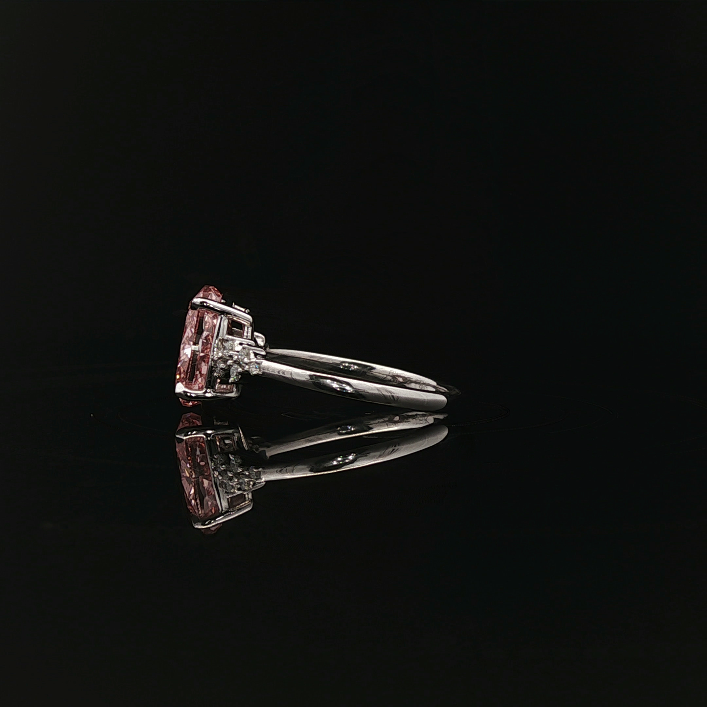 IGI Oval 2.53ct Fancy Vivid Pink VS1 - 15,900$ HKD