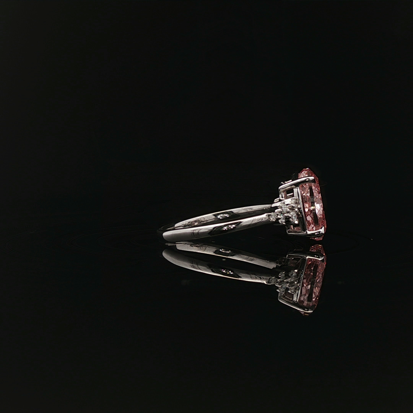 IGI Oval 2.53ct Fancy Vivid Pink VS1 - 15,900$ HKD