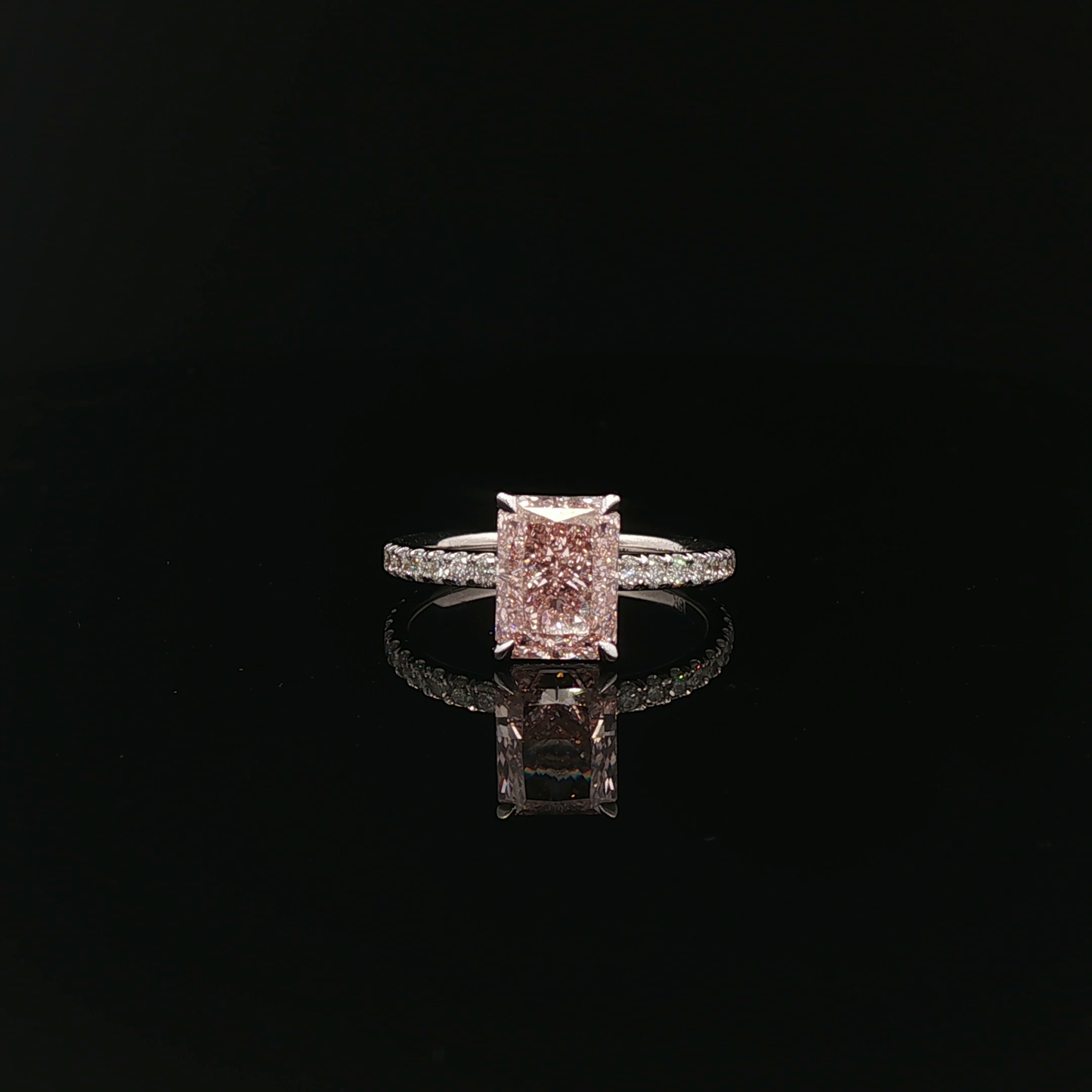 IGI Radiant 2.11ct Fancy Vivid Pink VVS2- 15,900$ HKD