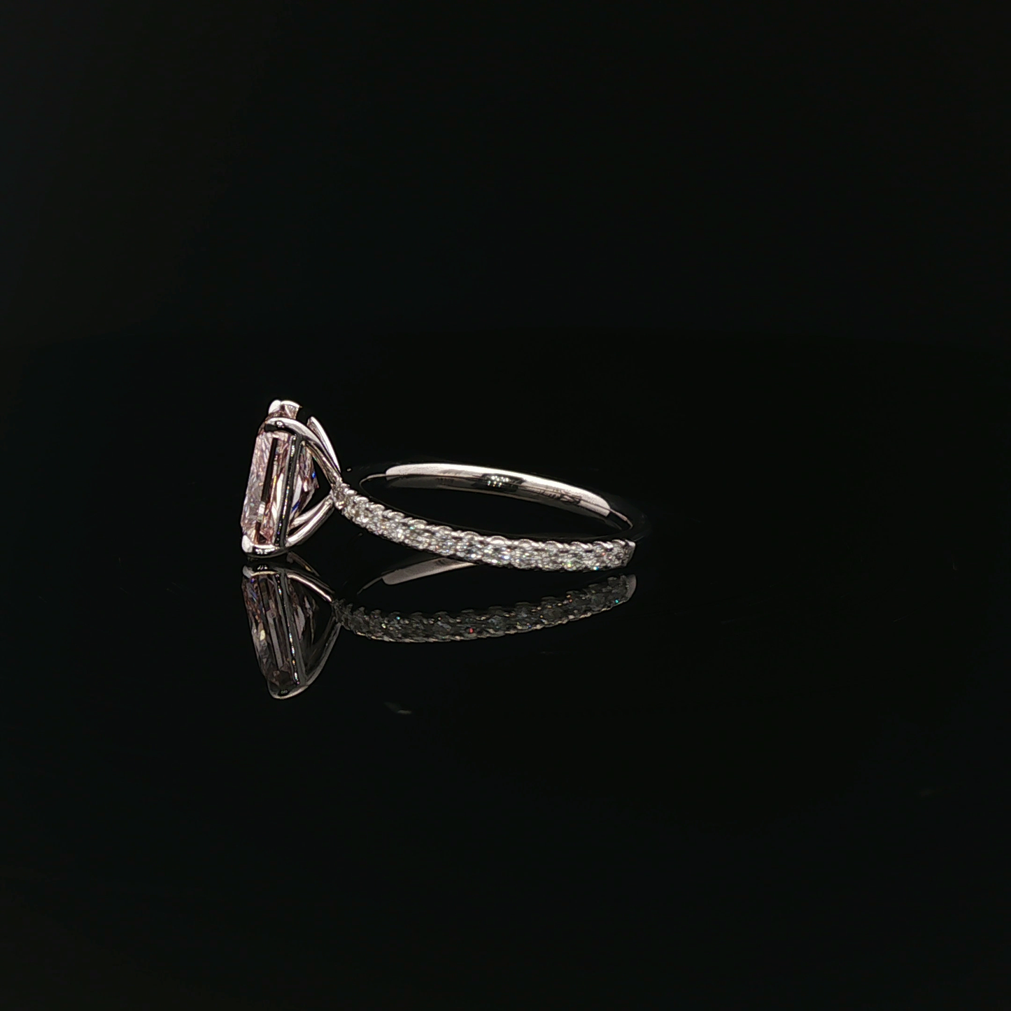 IGI Radiant 2.11ct Fancy Vivid Pink VVS2- 15,900$ HKD