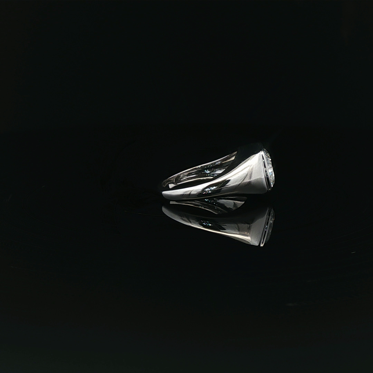 IGI square cushion 3.09ct D VVS2 18k