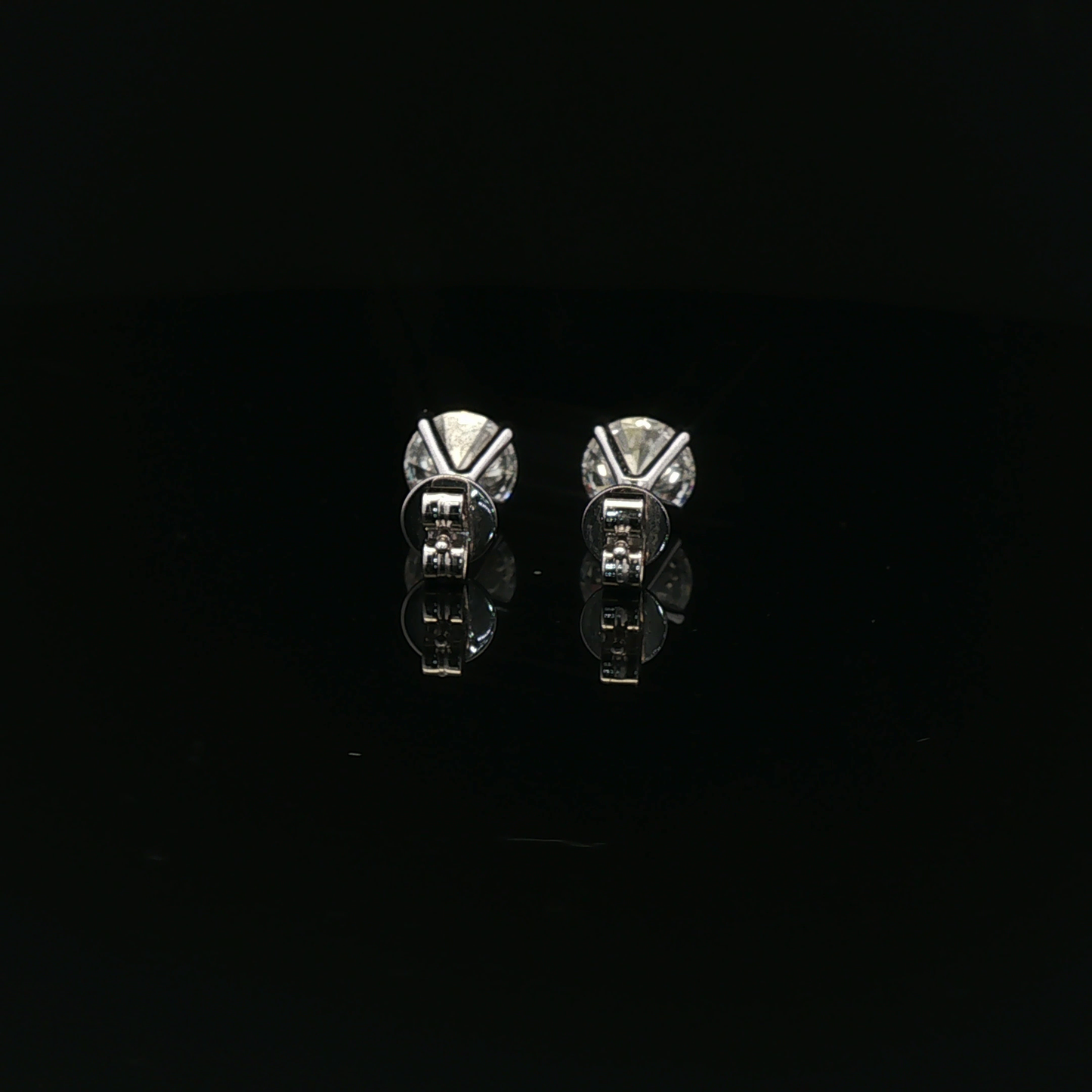 IGI Round 1.5ct D VVS Each - 10,500$ HKD