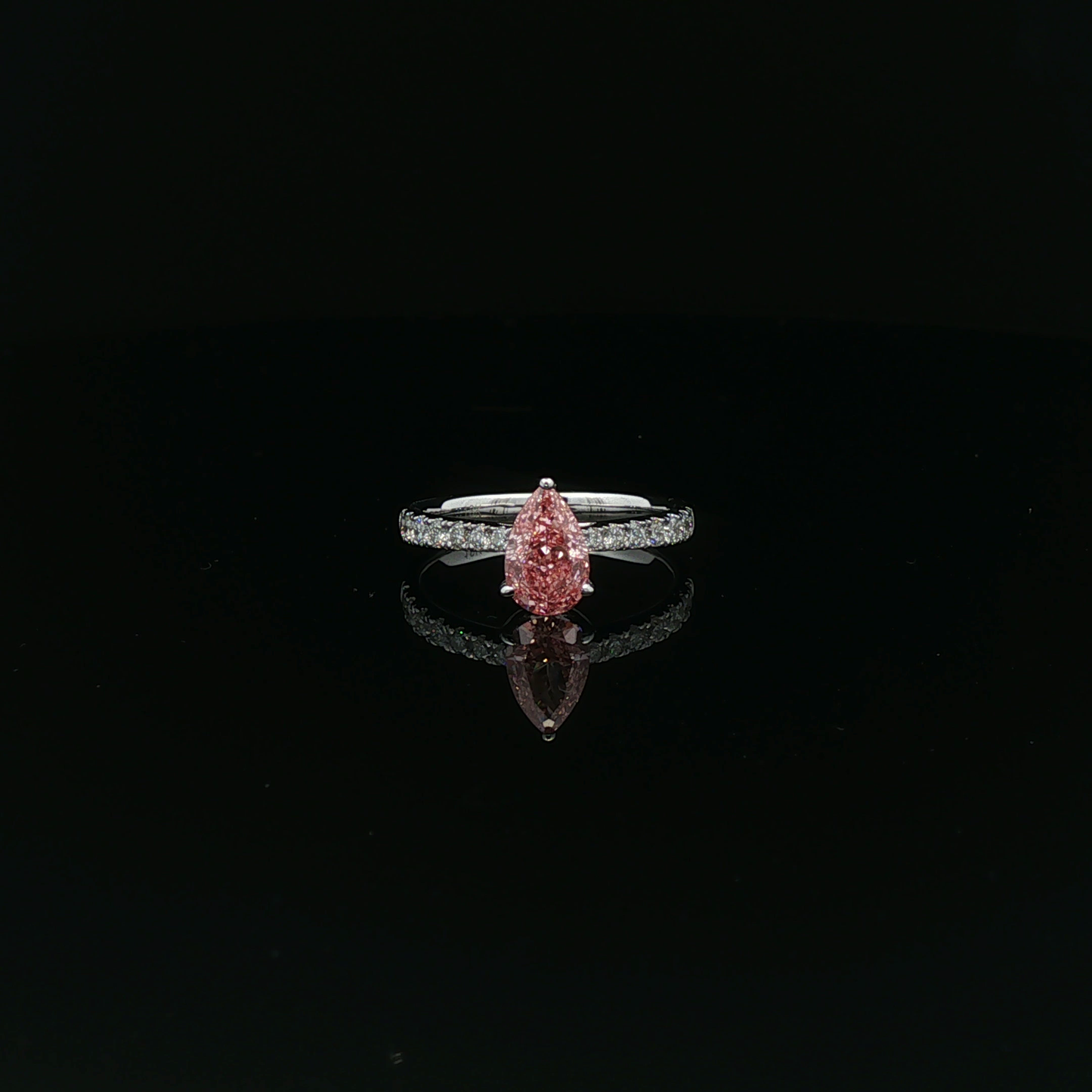 IGI Pea1.07ct Fancy Vivid Pink VVS2 - 10,900$ HKD
