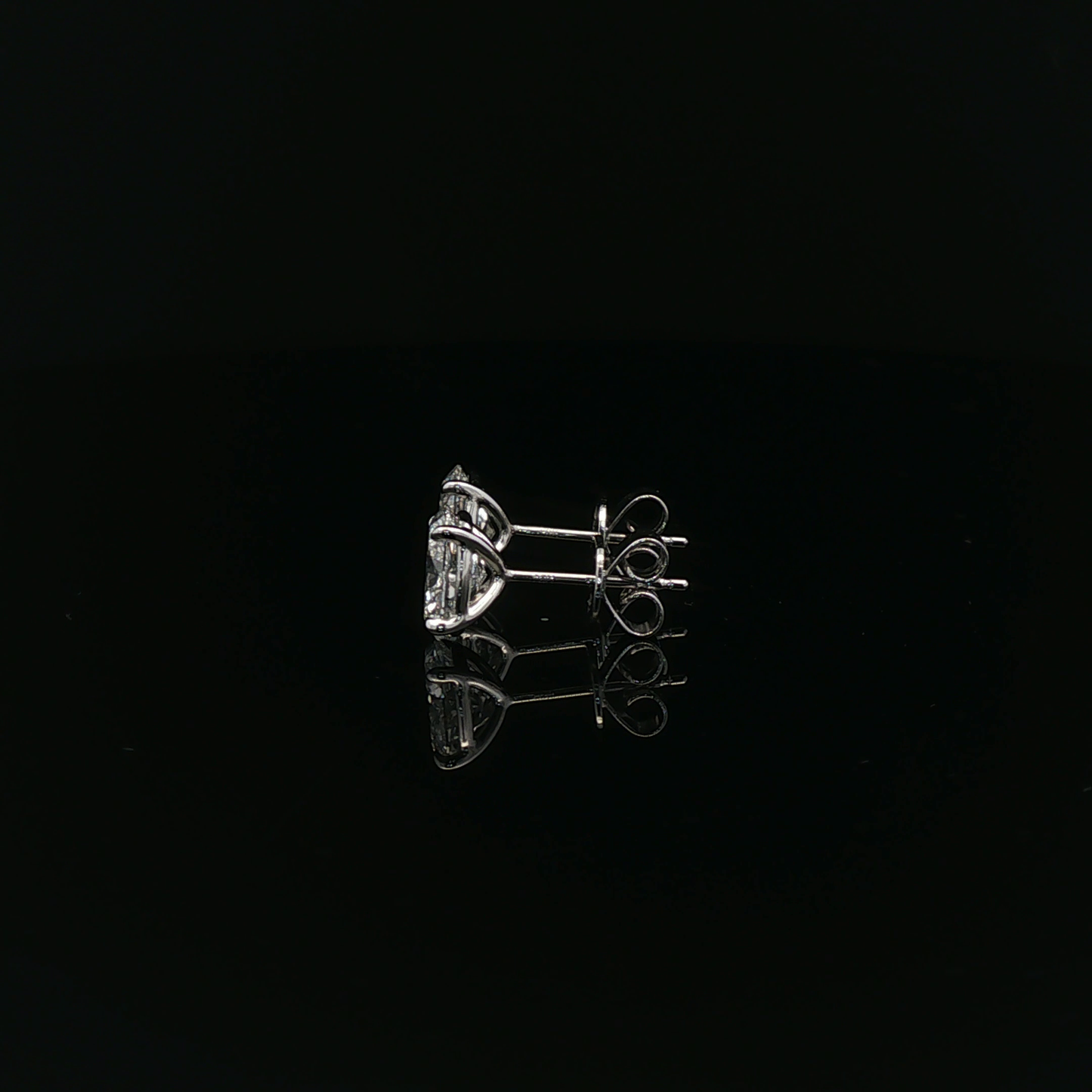IGI Oval 1ct D VVS2- 8,900$ HKD