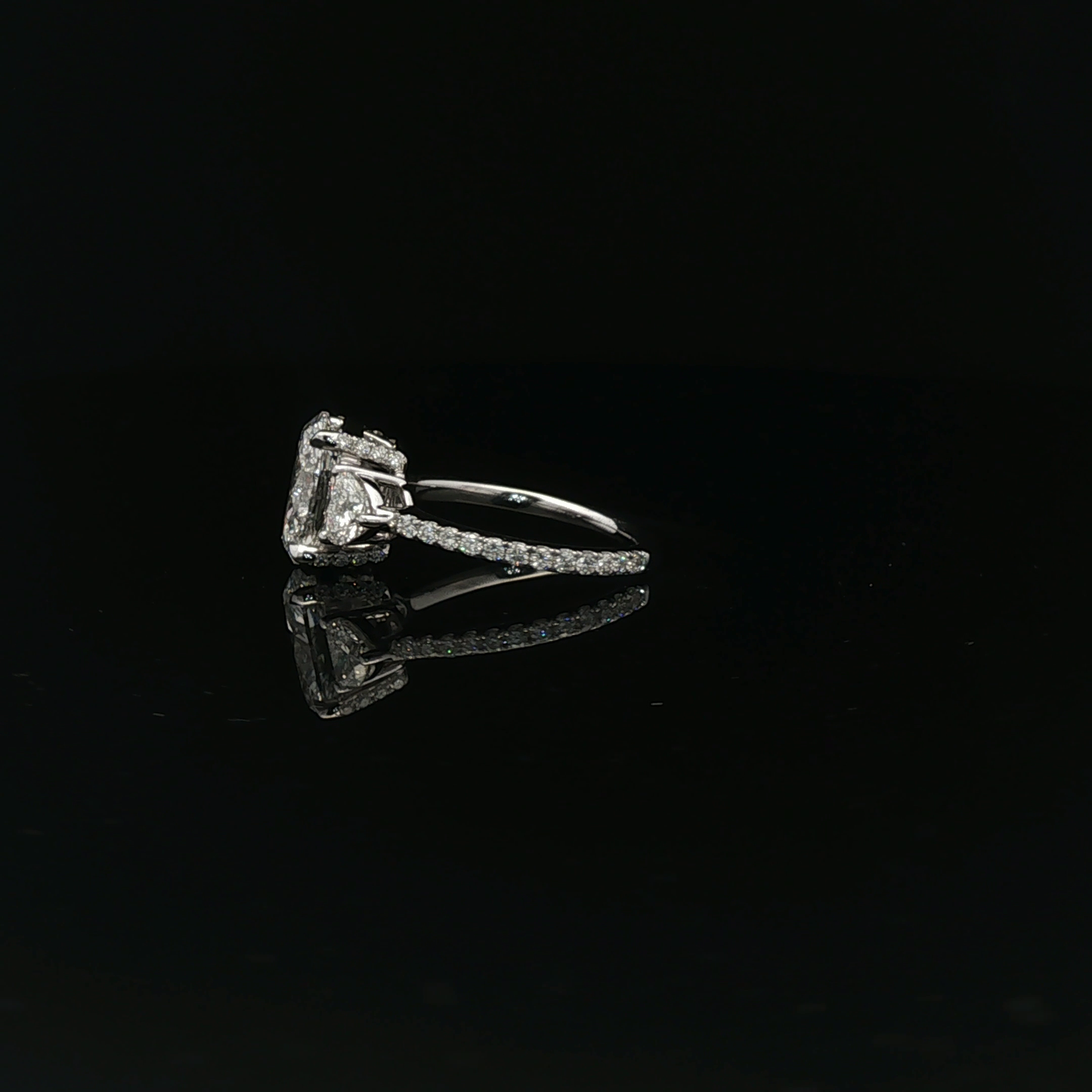 IGI Oval 2.09ct D VVS2 18kw