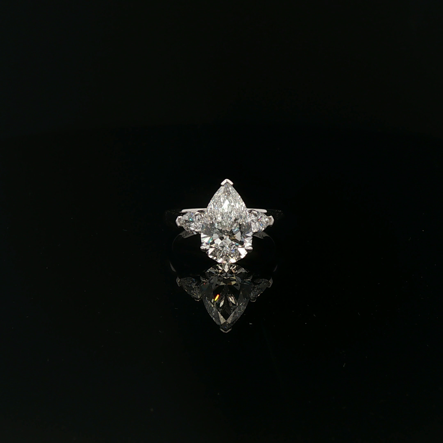 IGI Pear 2.05ct D VVS2 2 pear side stone 18kw