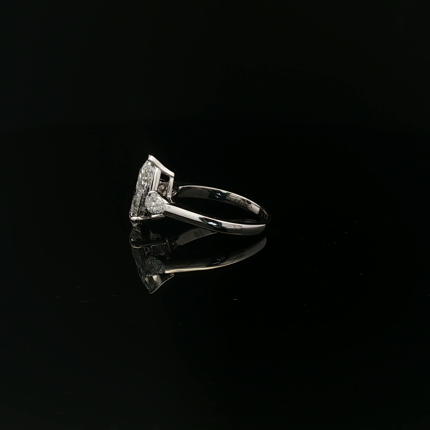 IGI Pear 2.05ct D VVS2 2 pear side stone 18kw