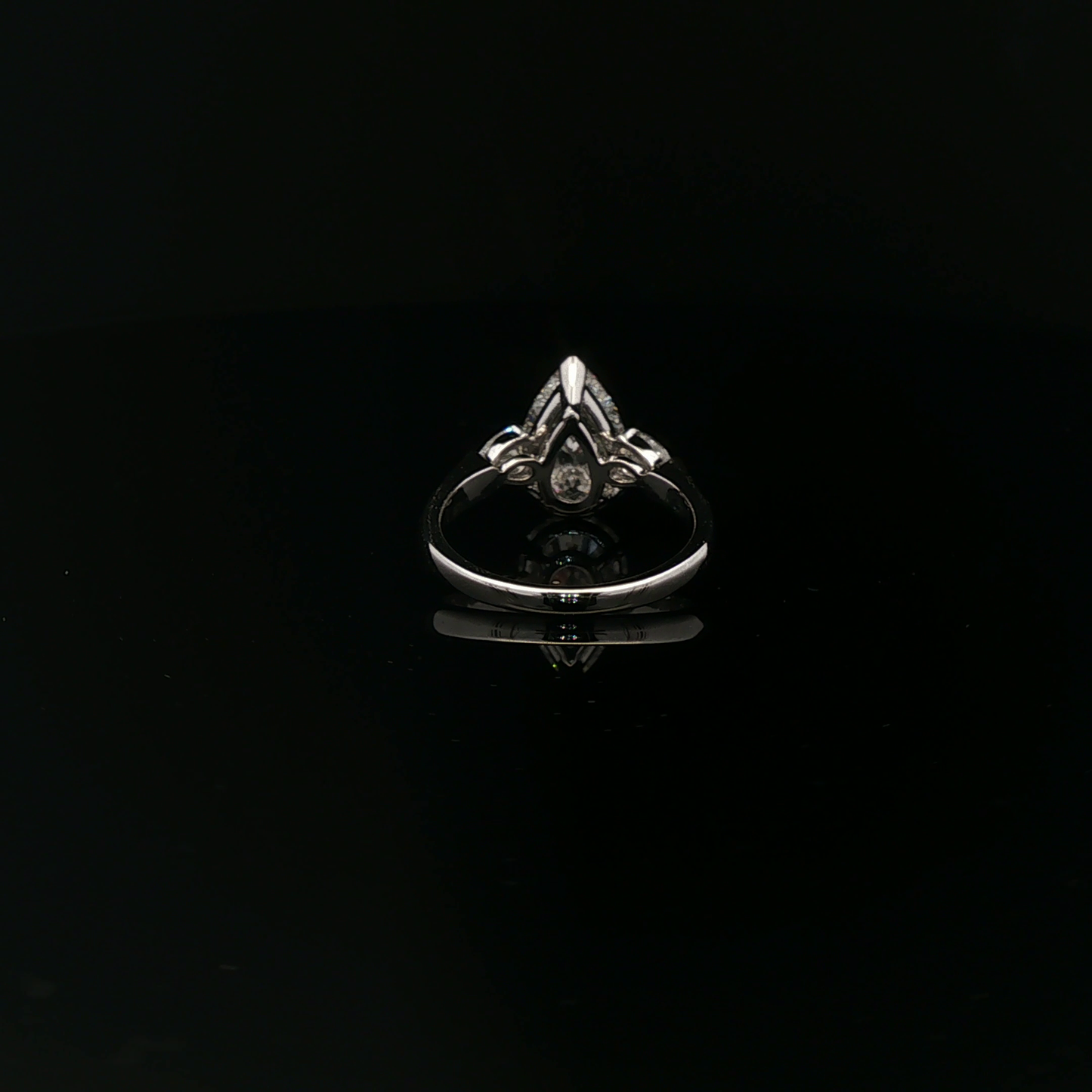 IGI Pear 2.05ct D VVS2 2 pear side stone 18kw