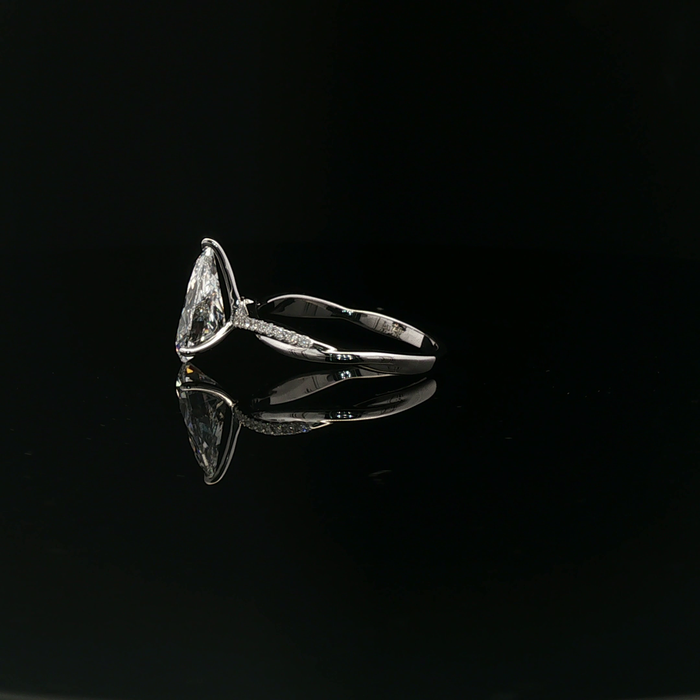 IGI Pear 3.04ct D VVS2 18K/W