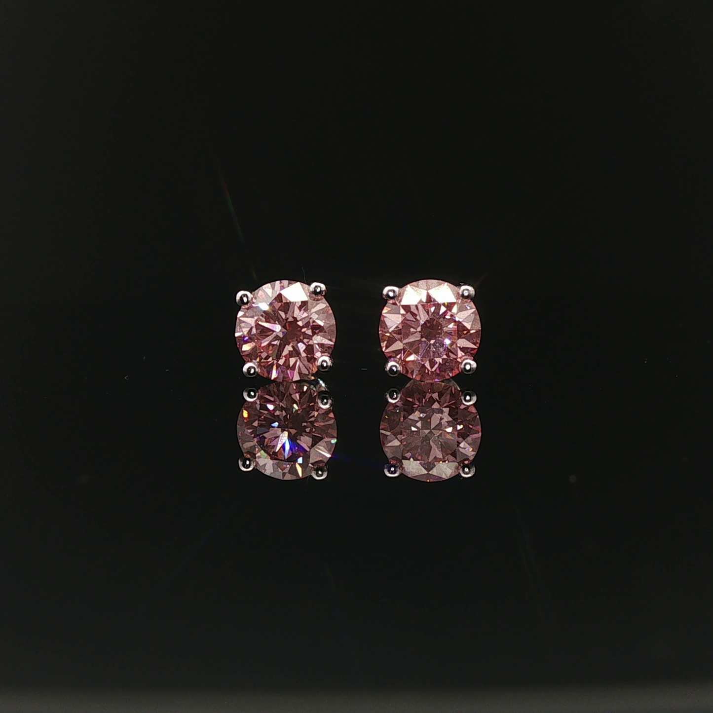 IGI Heart 1.5ct Fancy Vivid Pink VVS -$13,900 HKD