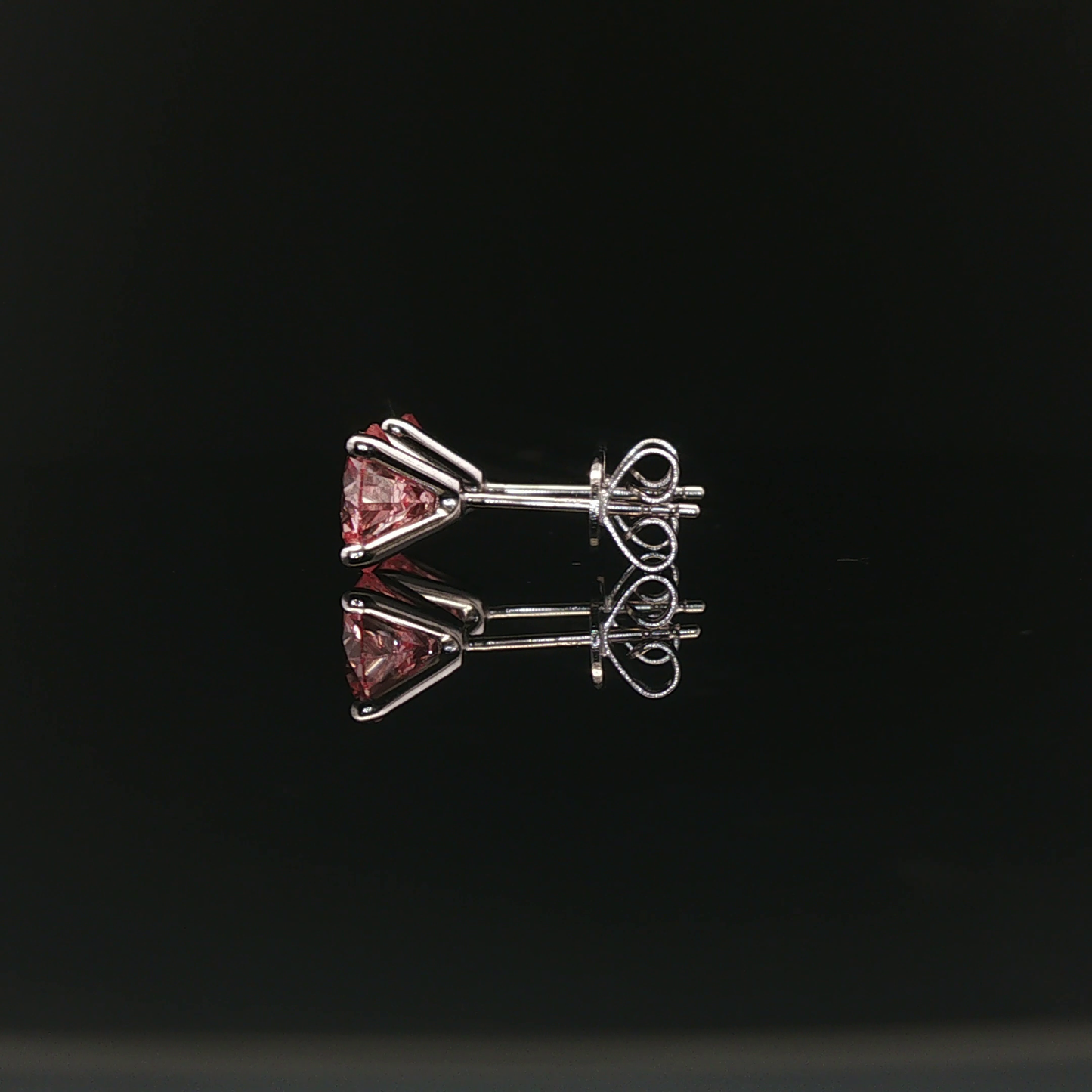 IGI Heart 1.5ct Fancy Vivid Pink VVS -$13,900 HKD