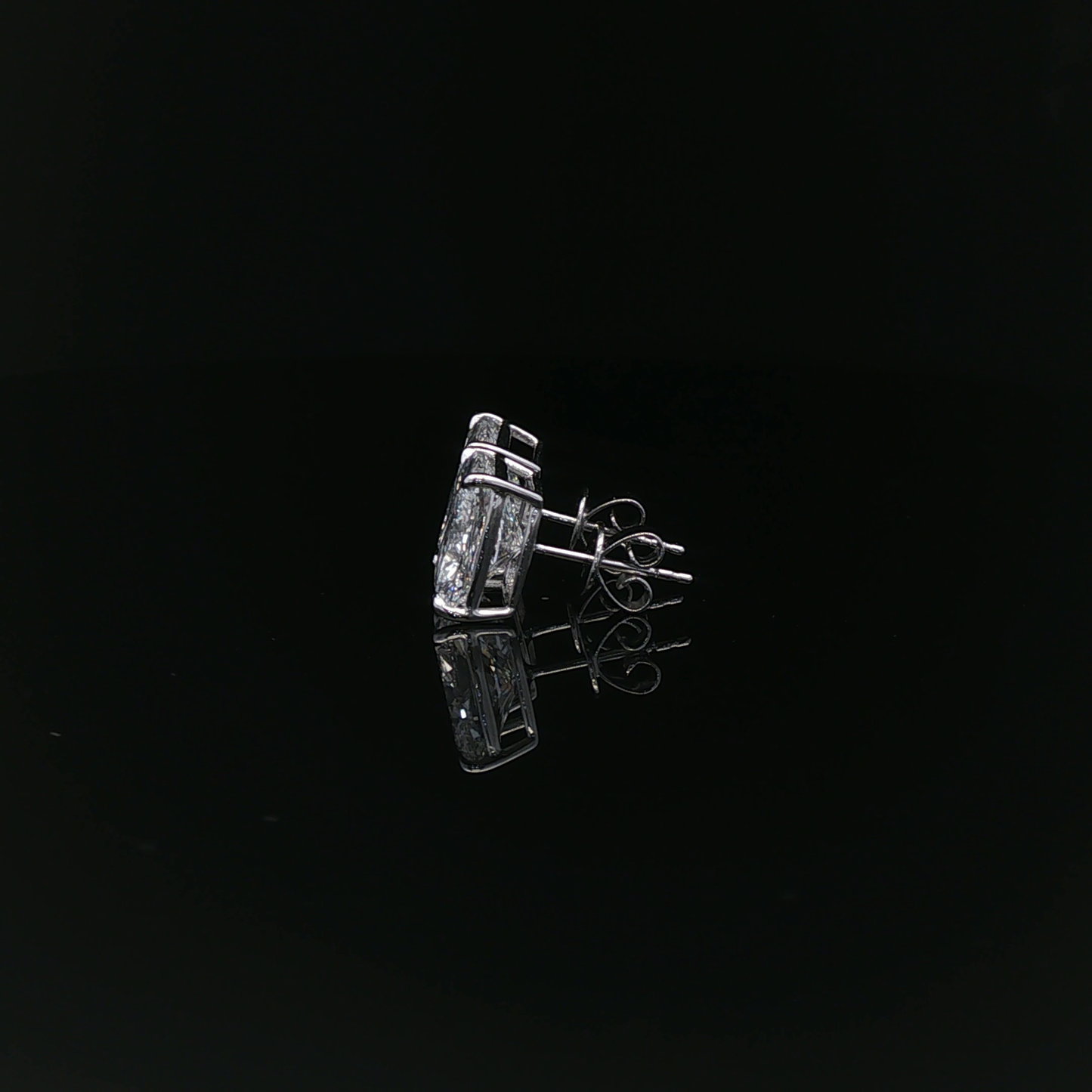 IGI Cushion 3.00 ct D VVS2 - 21,800$ HKD