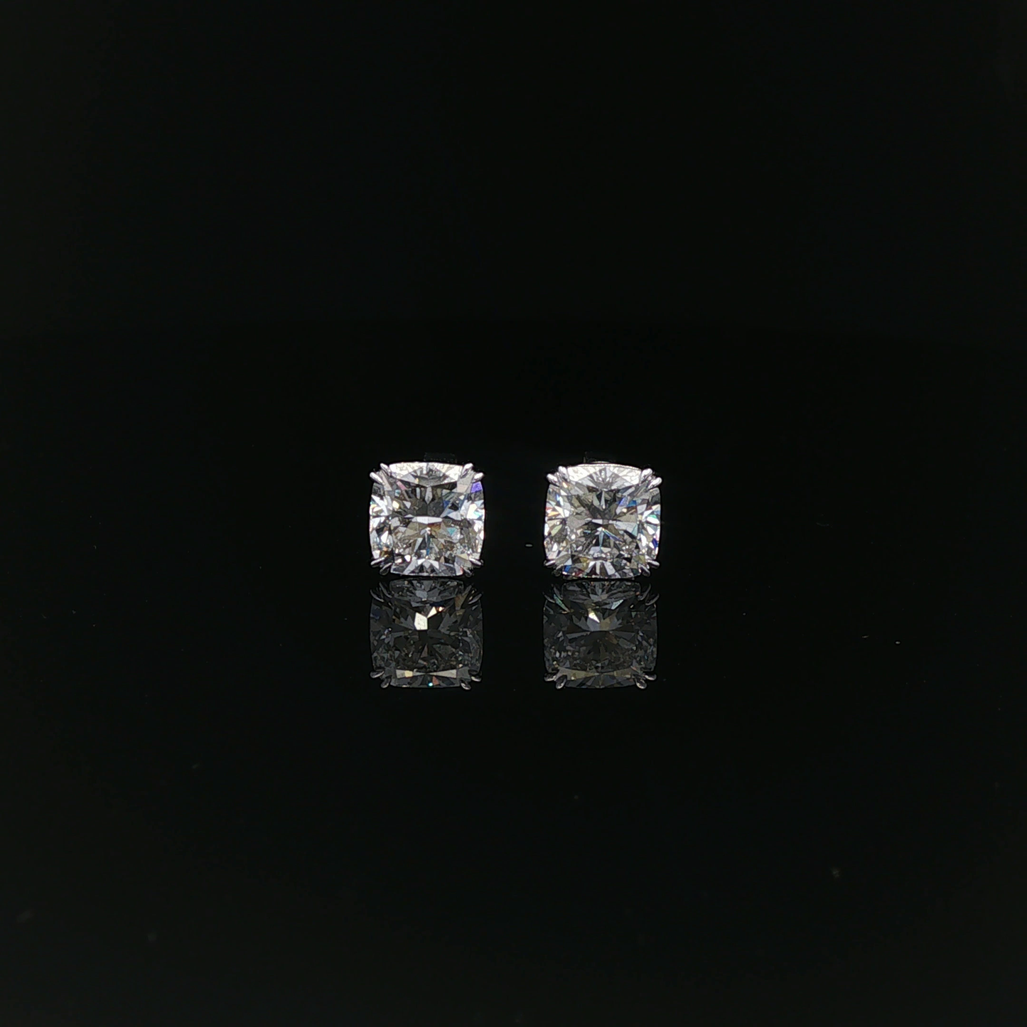 IGI Sq Cushion 2.00ct each D VVS - 16,900$ HKD